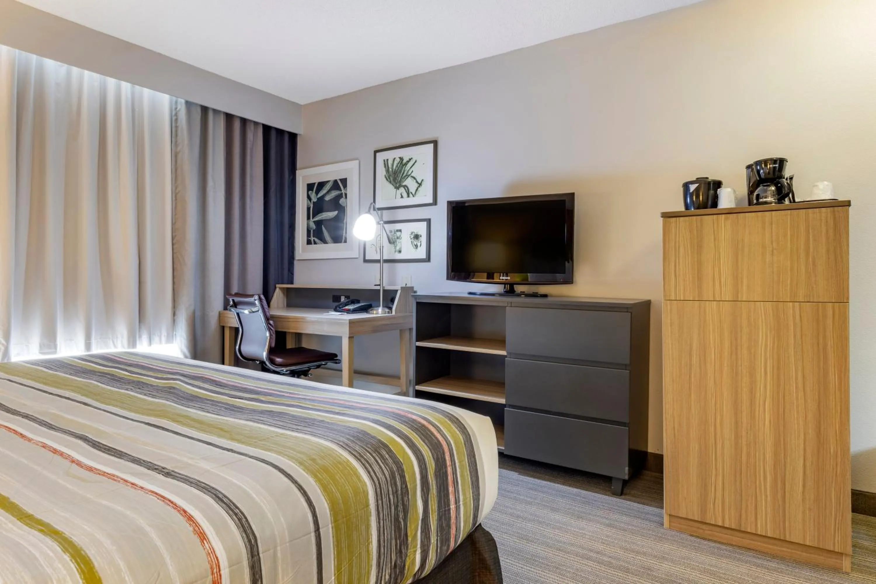 Bed in Country Inn & Suites by Radisson, Lumberton, NC