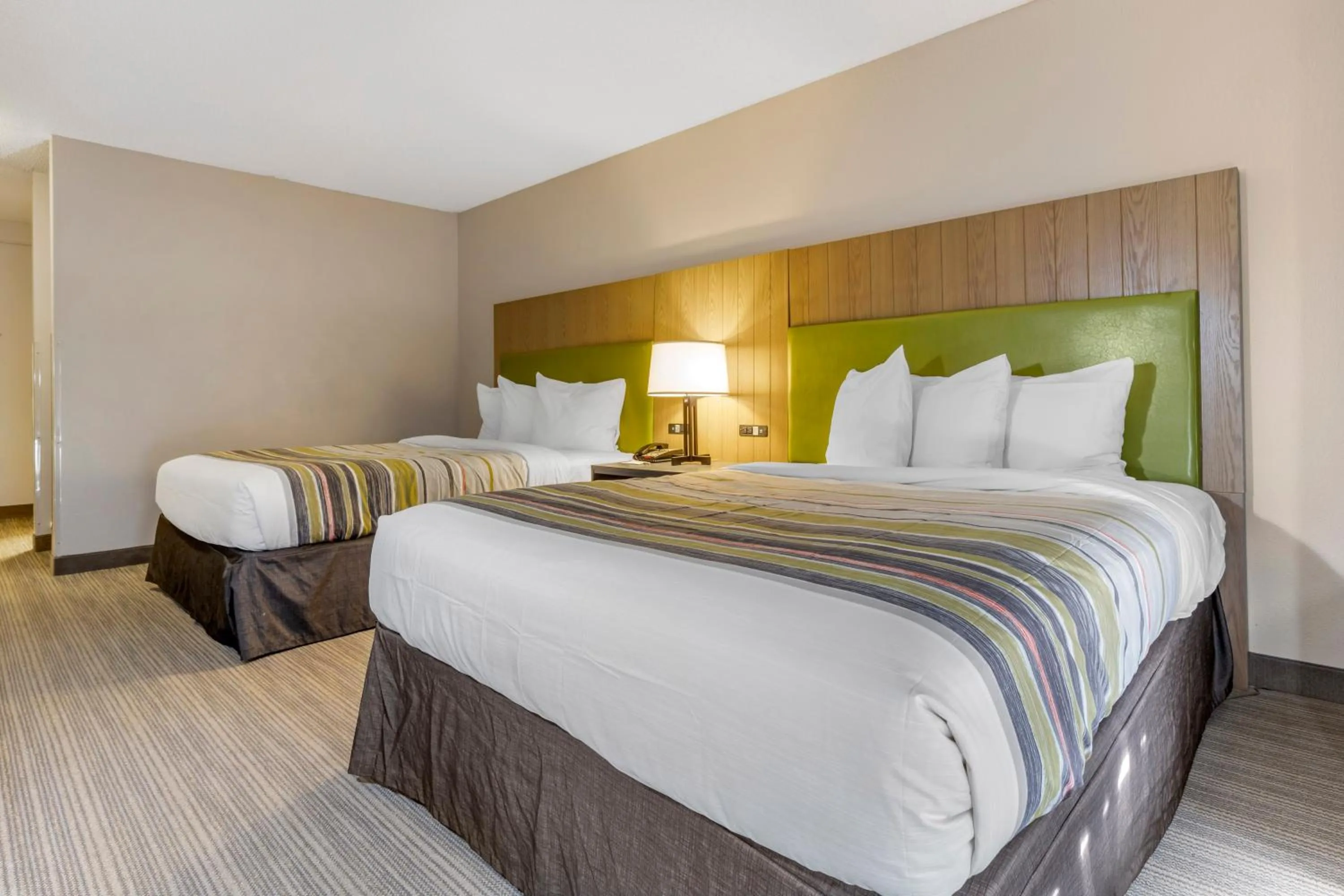 Bed in Country Inn & Suites by Radisson, Lumberton, NC