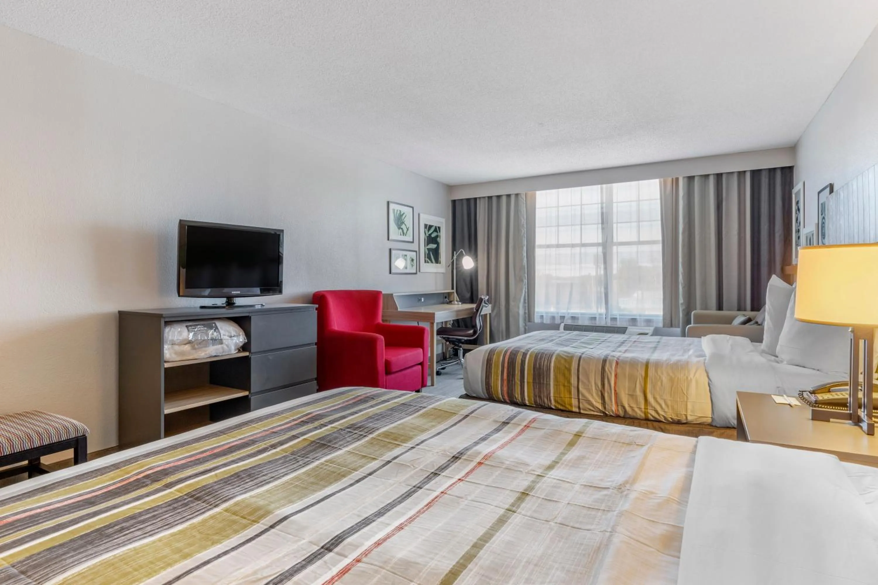 Bed in Country Inn & Suites by Radisson, Lumberton, NC