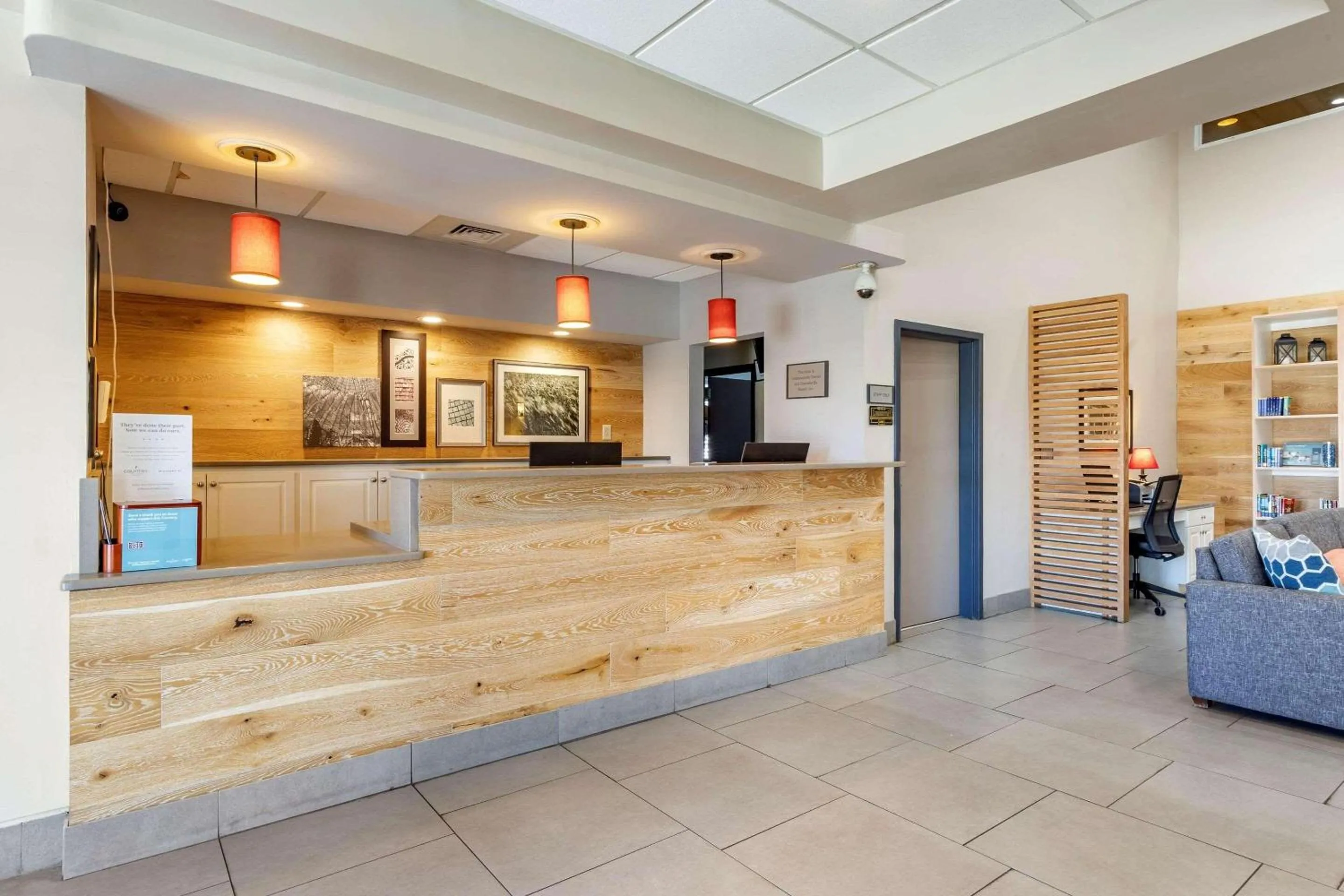 Lobby or reception in Country Inn & Suites by Radisson, Lumberton, NC