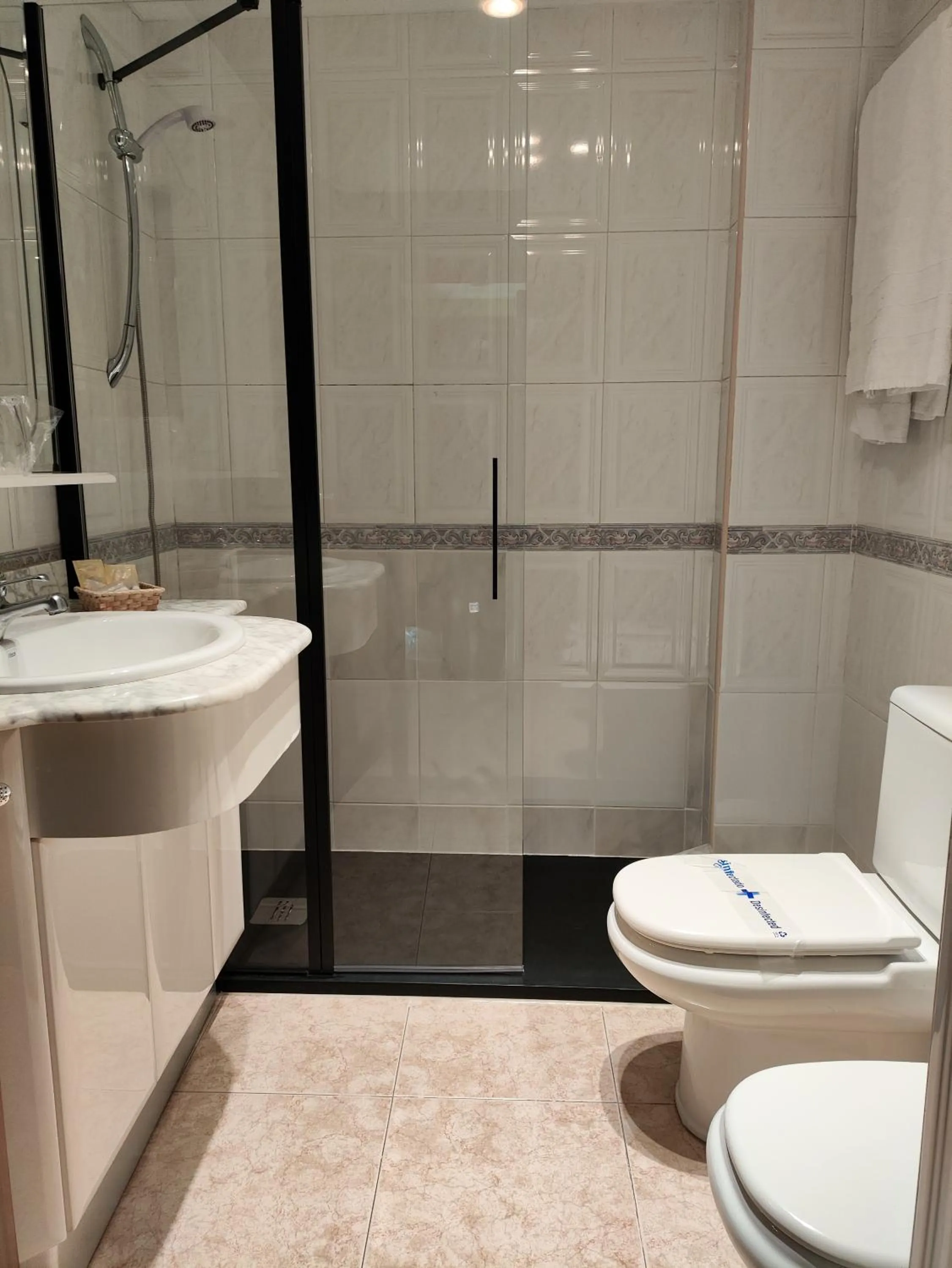 Shower in Hostal Ciudad de Nájera