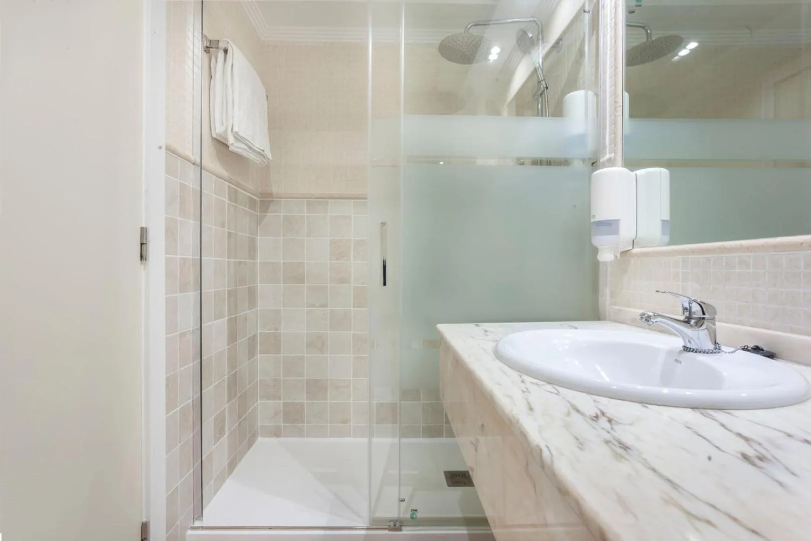 Bathroom in Hospedium Hotel Abril