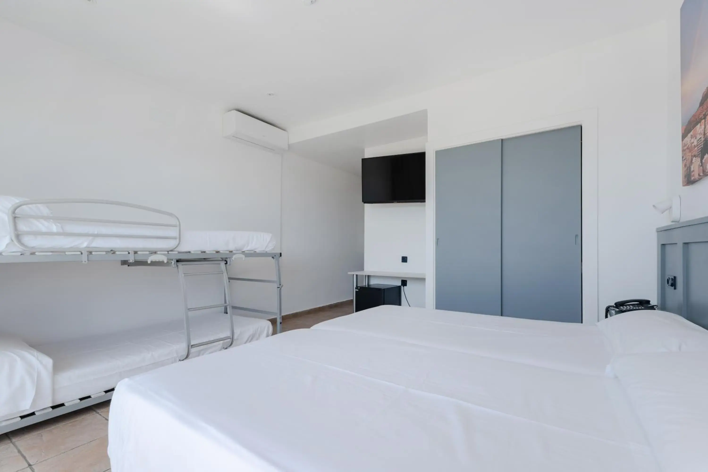 Standard Quadruple Room in Hospedium Hotel Abril Standard Quadruple Room in Hospedium Hotel Abril