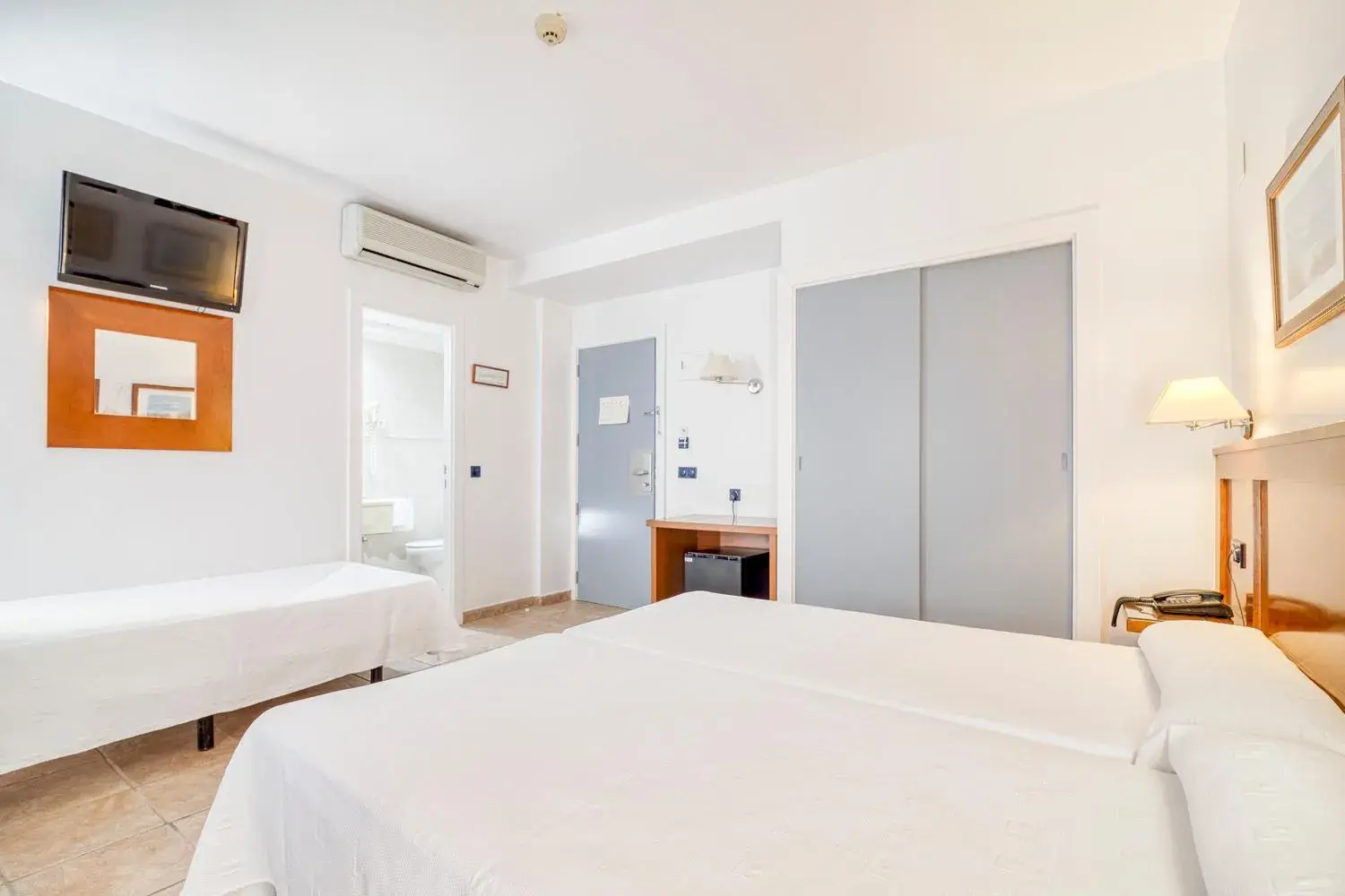 Triple Room in Hospedium Hotel Abril Triple Room in Hospedium Hotel Abril