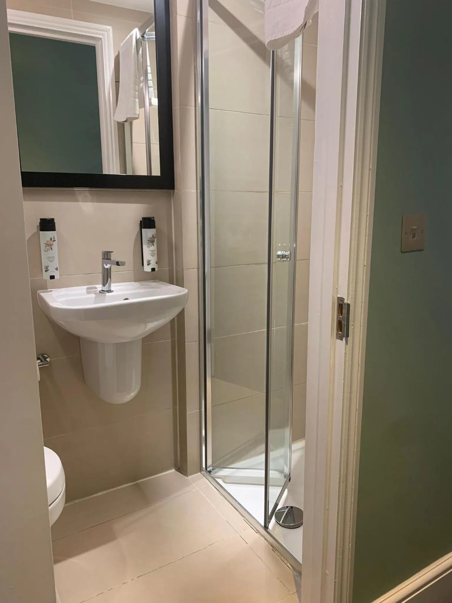 Shower in Bloomsbury Palace Hotel