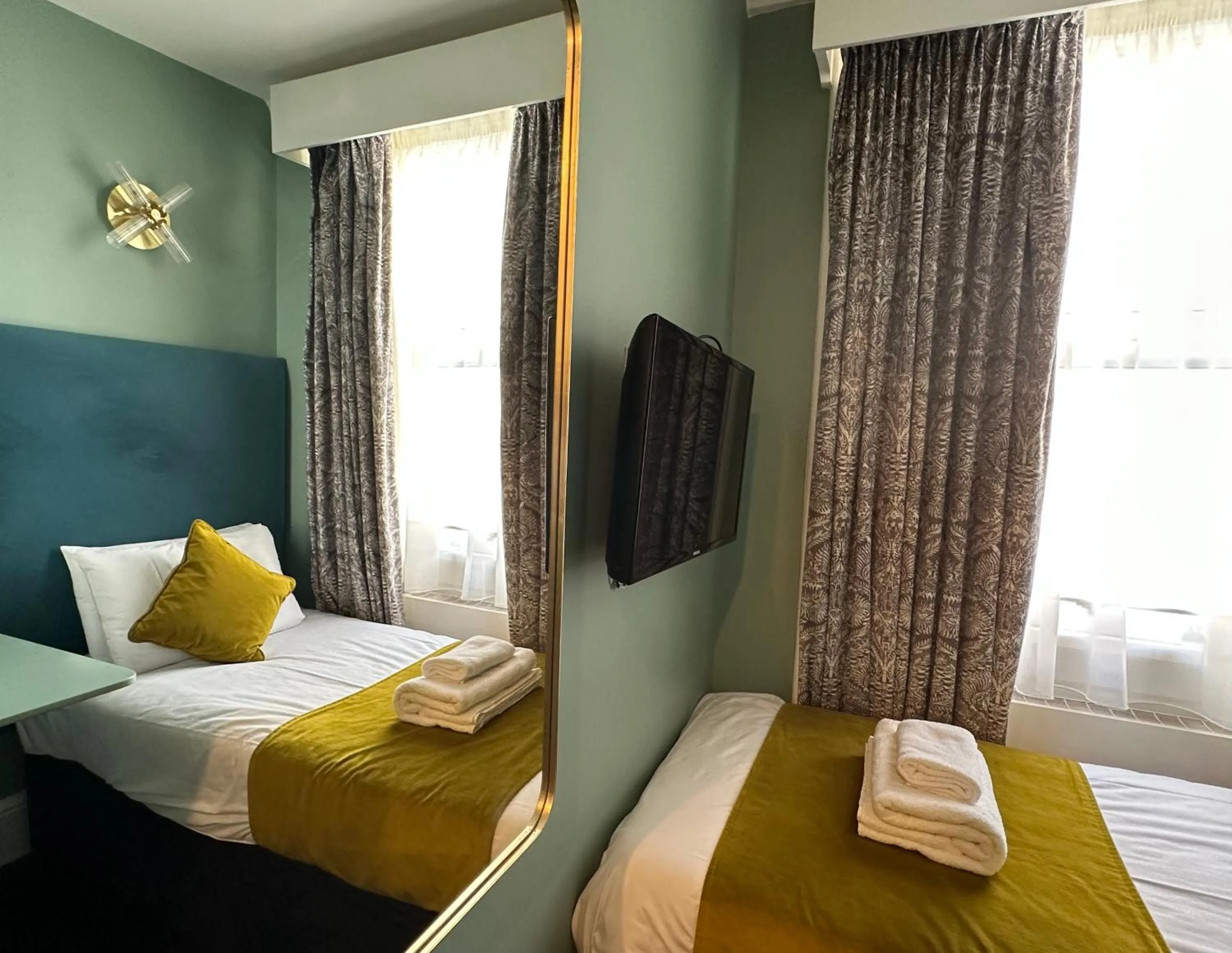 Bed in Bloomsbury Palace Hotel