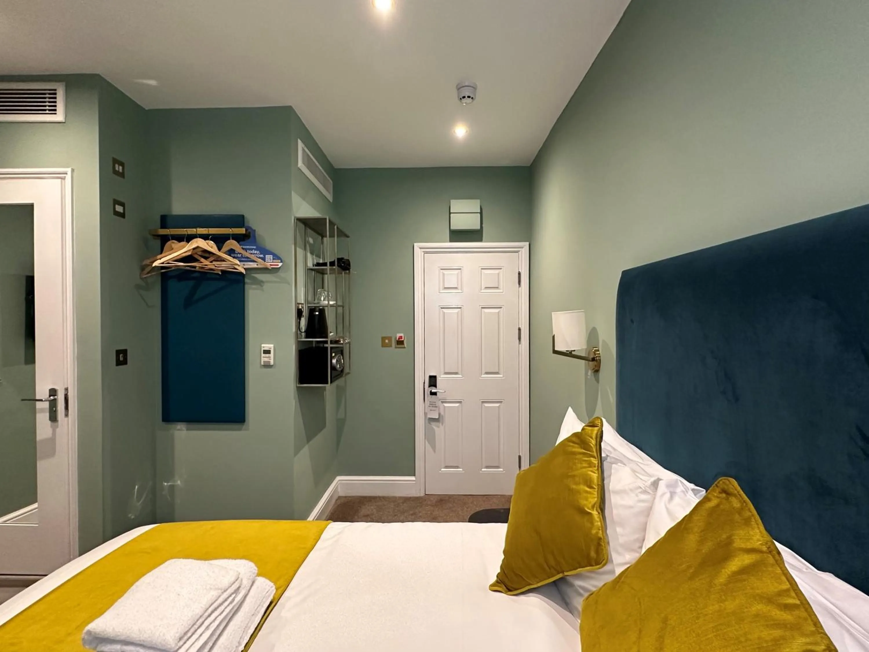 Bedroom, Bed in Bloomsbury Palace Hotel