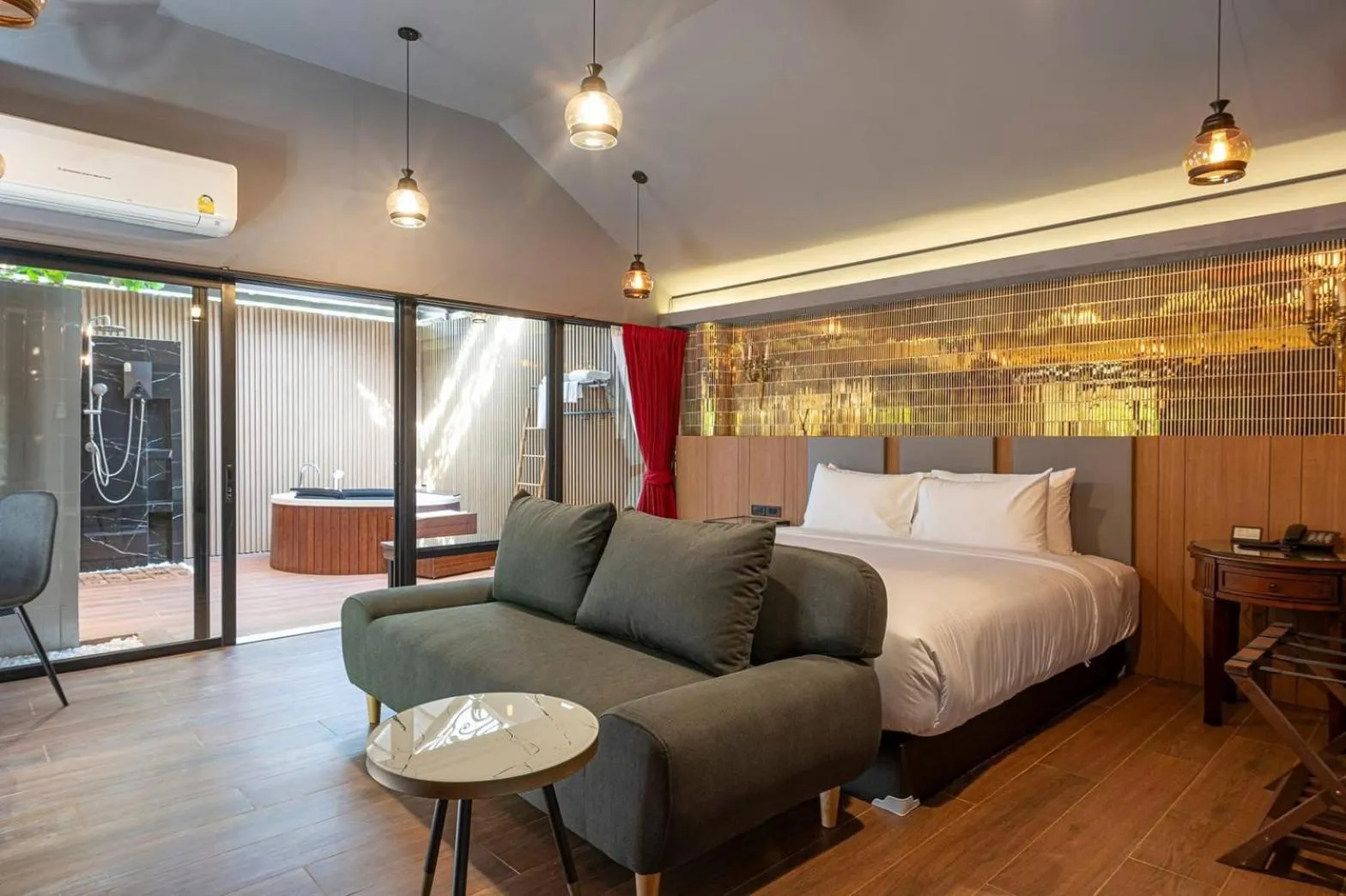 Bed in Bangkok Oasis Hotel