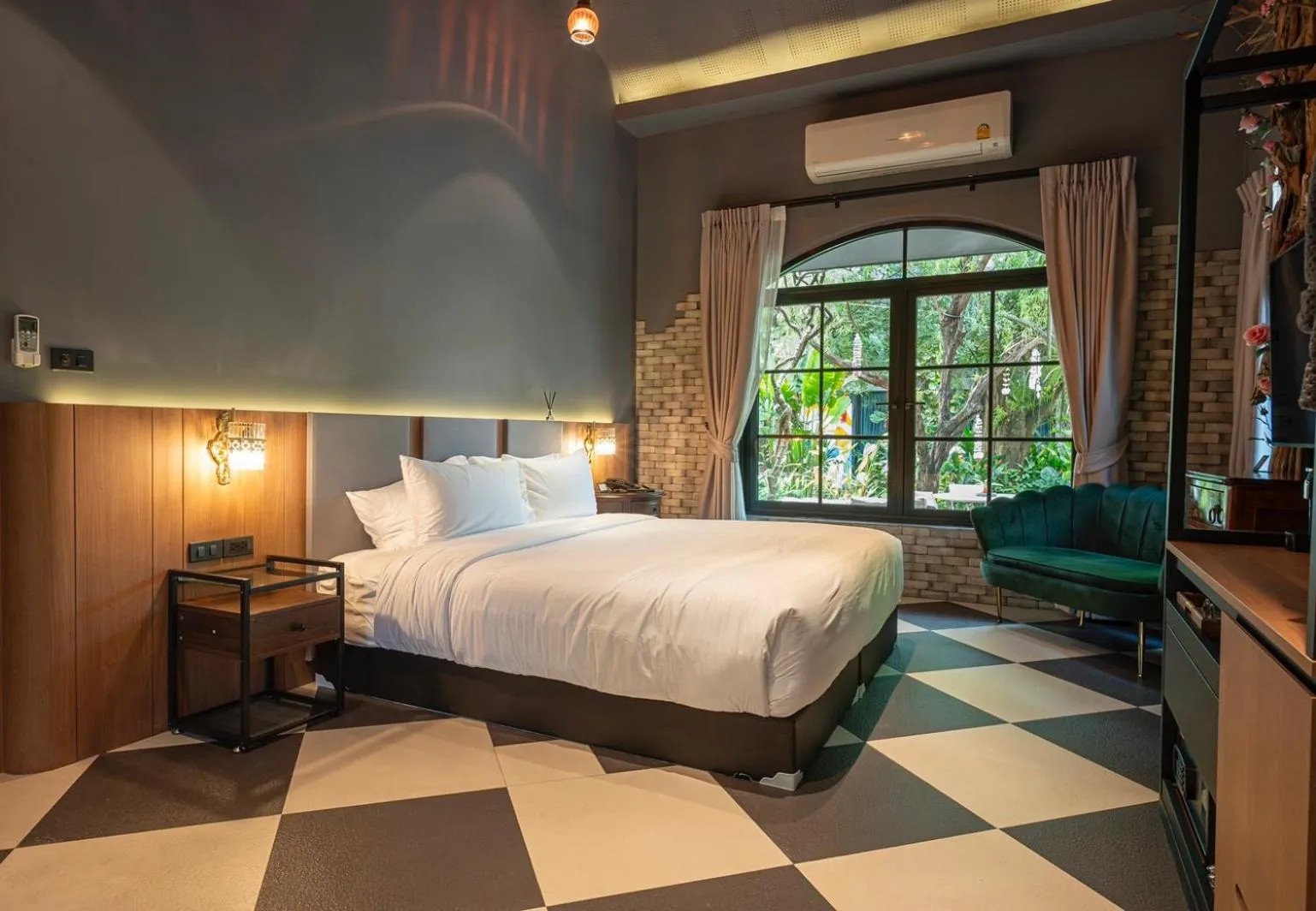 Bed in Bangkok Oasis Hotel