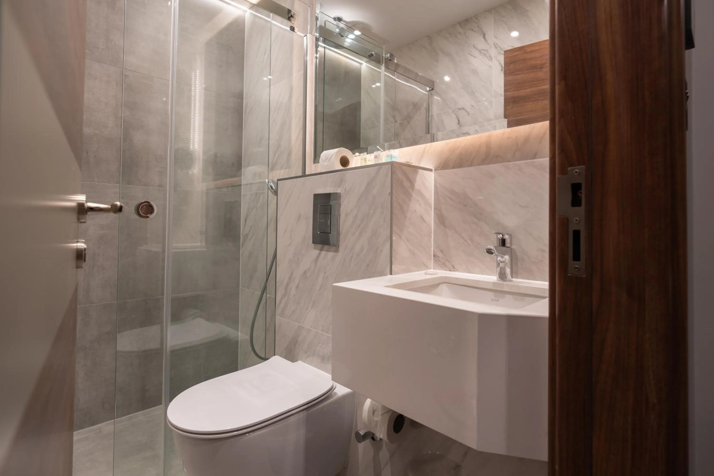 Shower in St Mark's - Merit Hotels