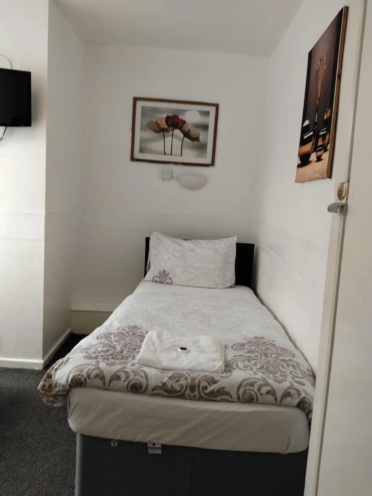 Bed in Fern Villa Hotel - Albert Road