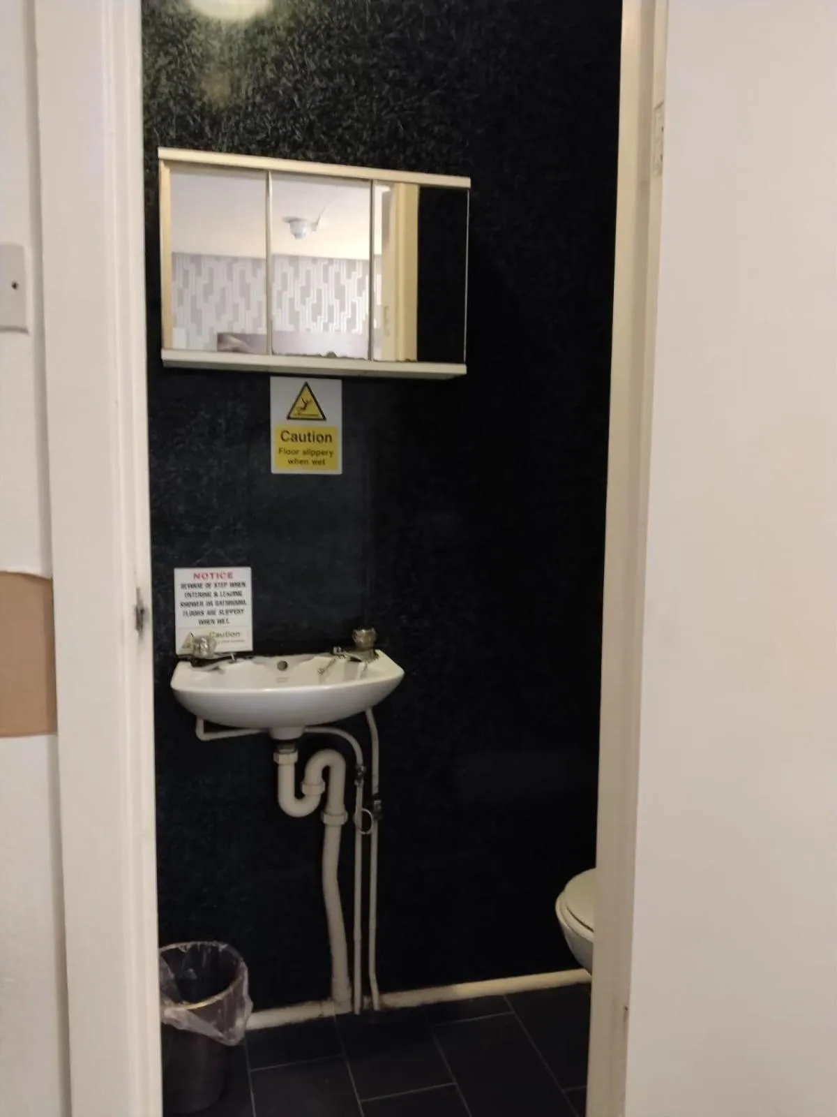 Toilet in Fern Villa Hotel - Albert Road