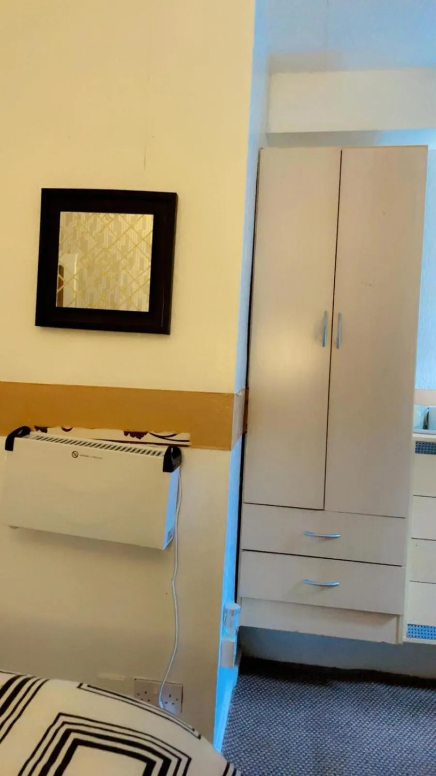 wardrobe, Bed in Fern Villa Hotel - Albert Road