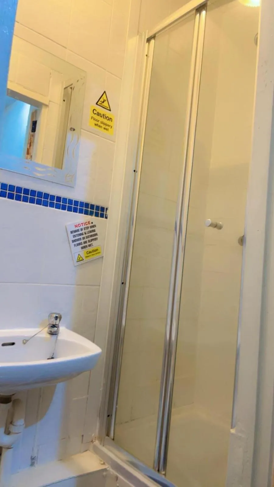 Shower in Fern Villa Hotel - Albert Road