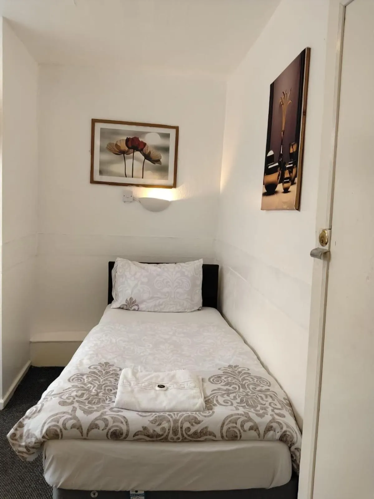 Bed in Fern Villa Hotel - Albert Road