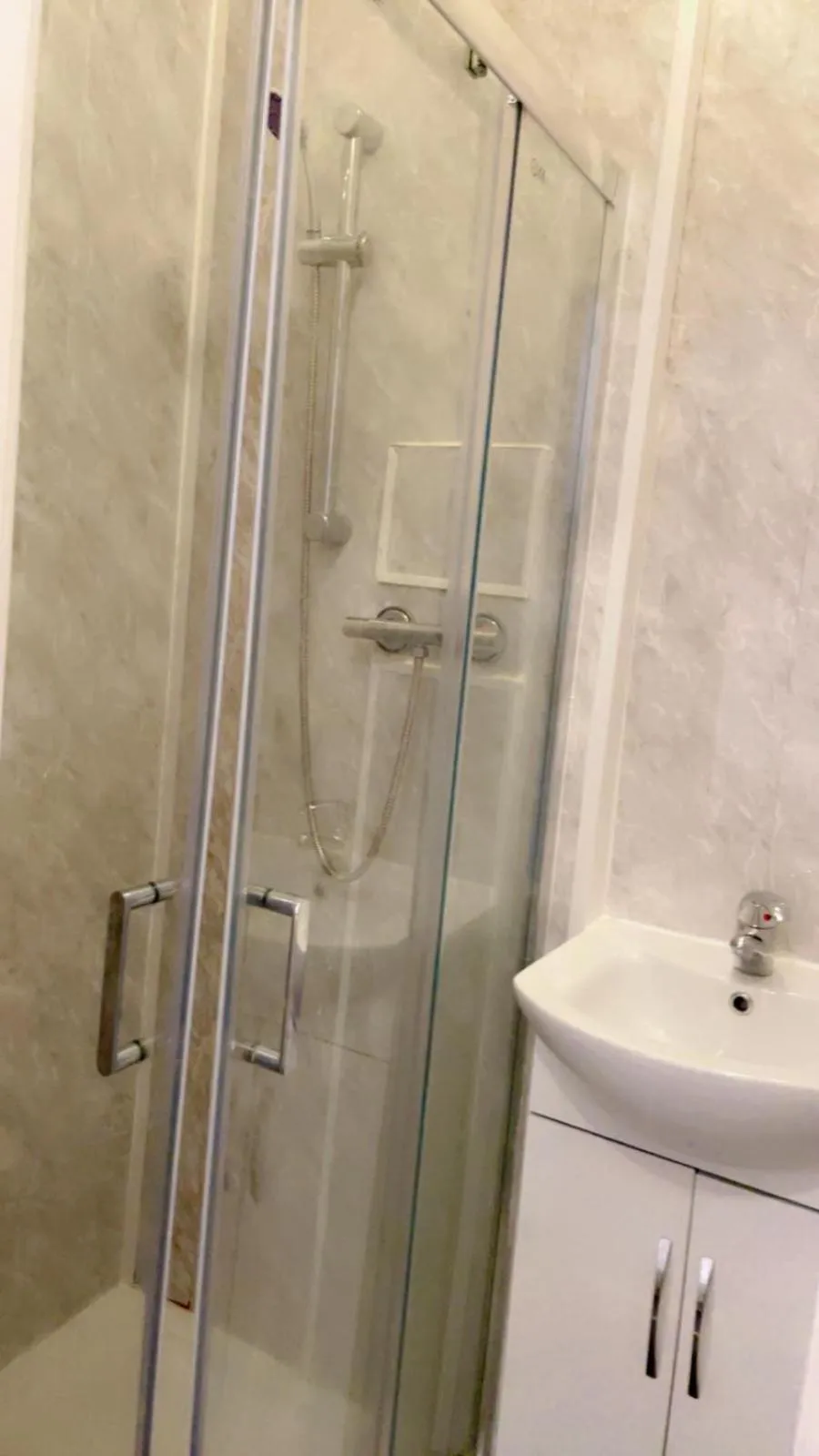 Shower in Fern Villa Hotel - Albert Road