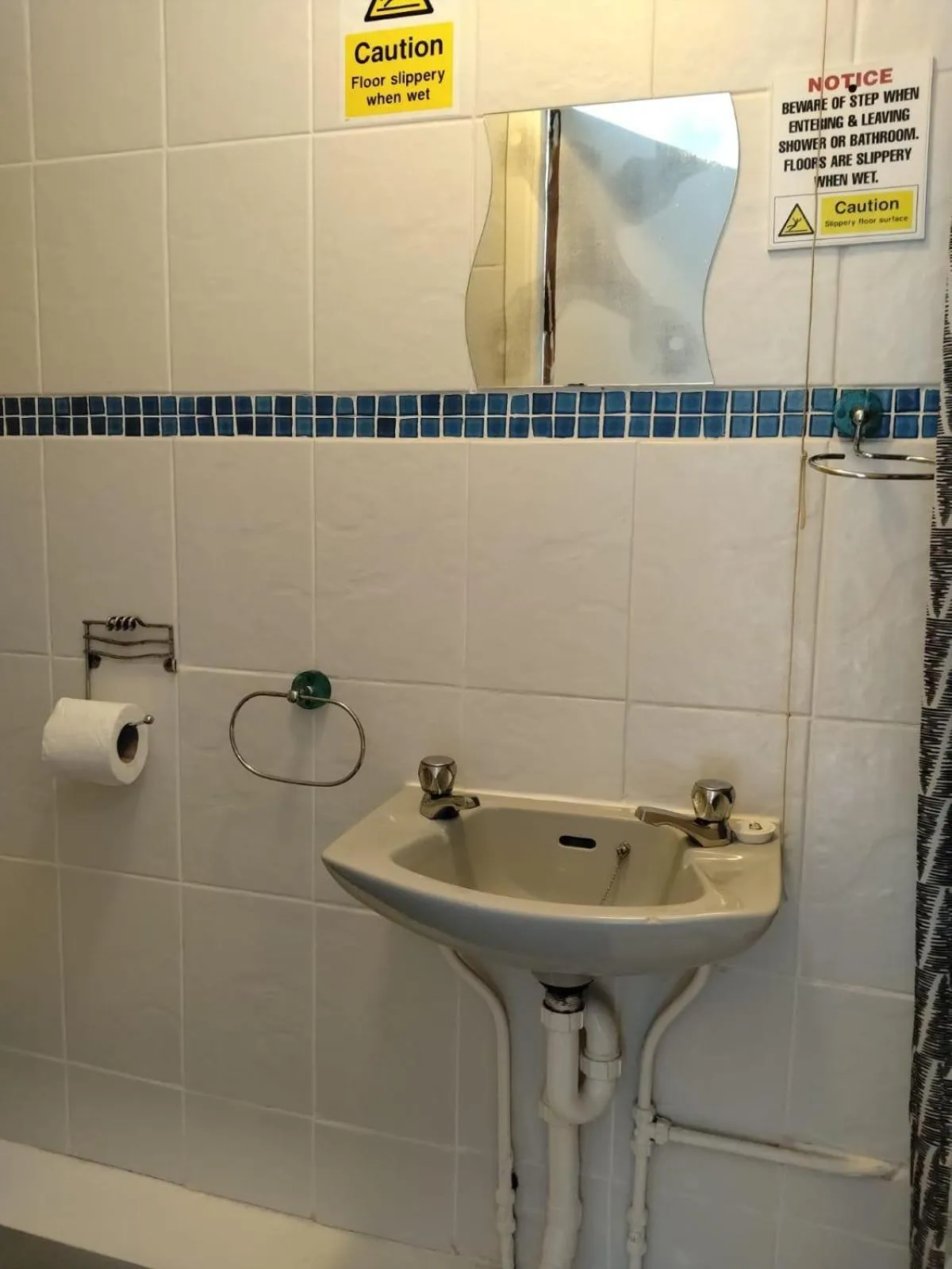 Shower in Fern Villa Hotel - Albert Road