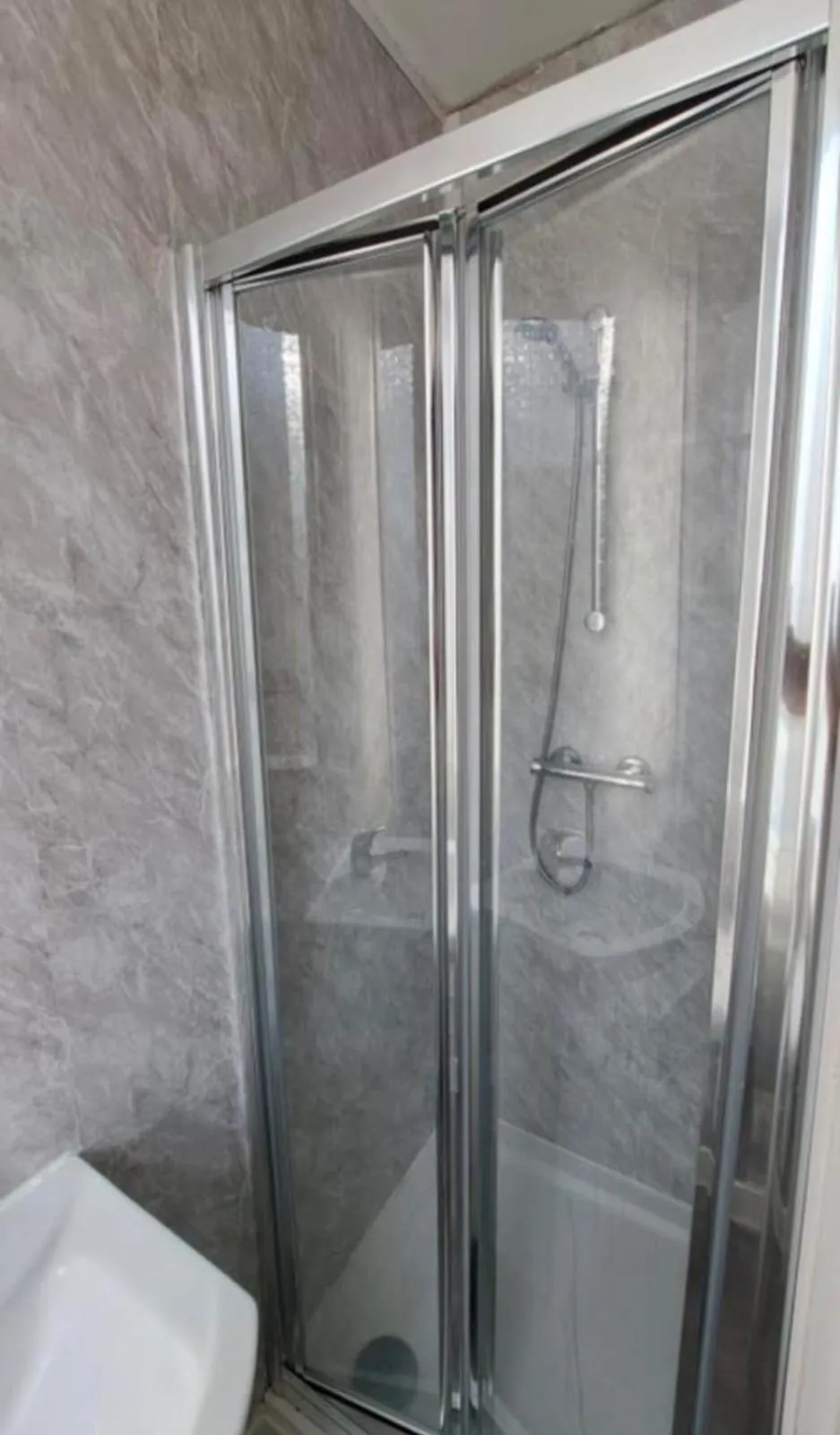 Shower in Fern Villa Hotel - Albert Road
