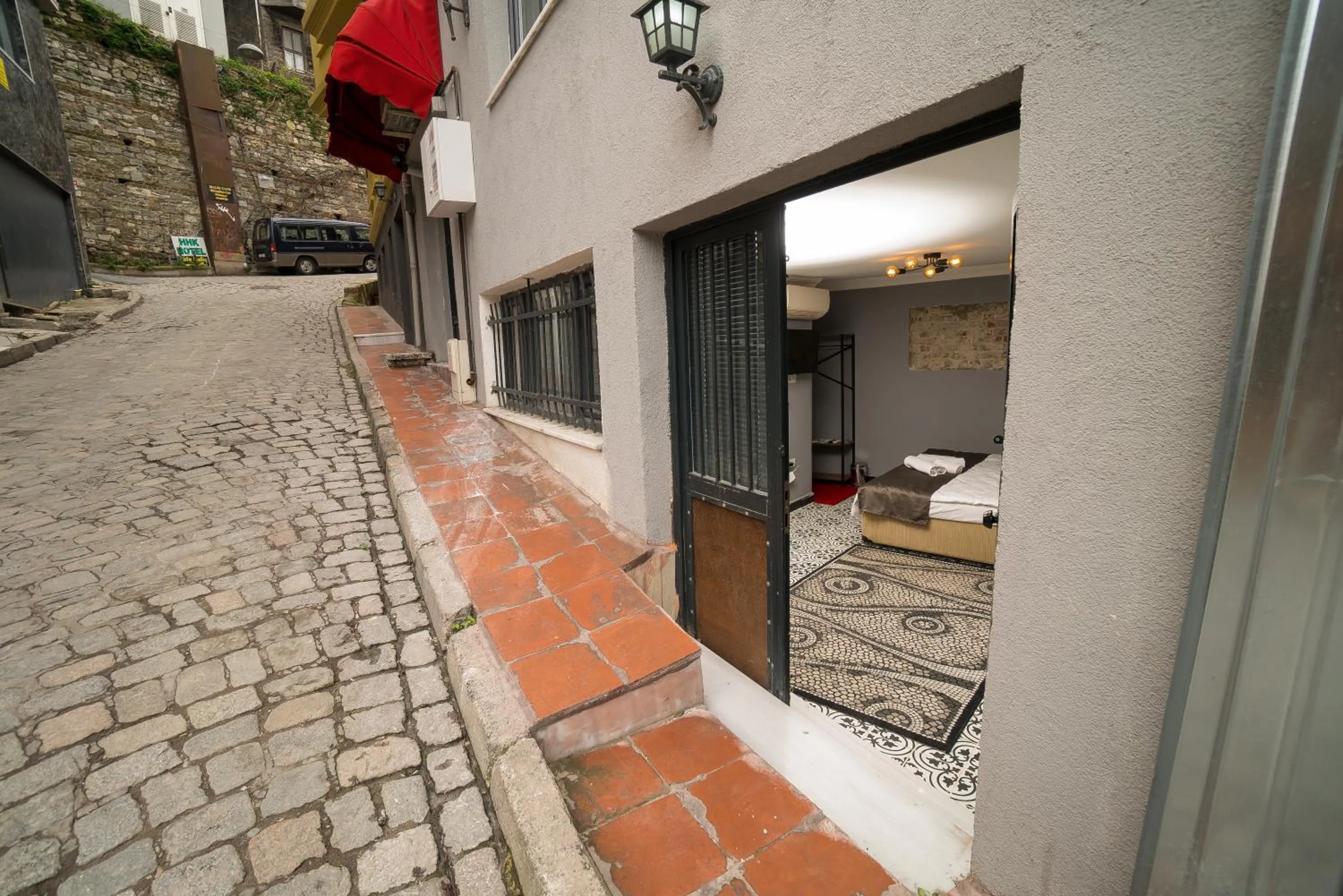 Facade/entrance in HHK Hotel