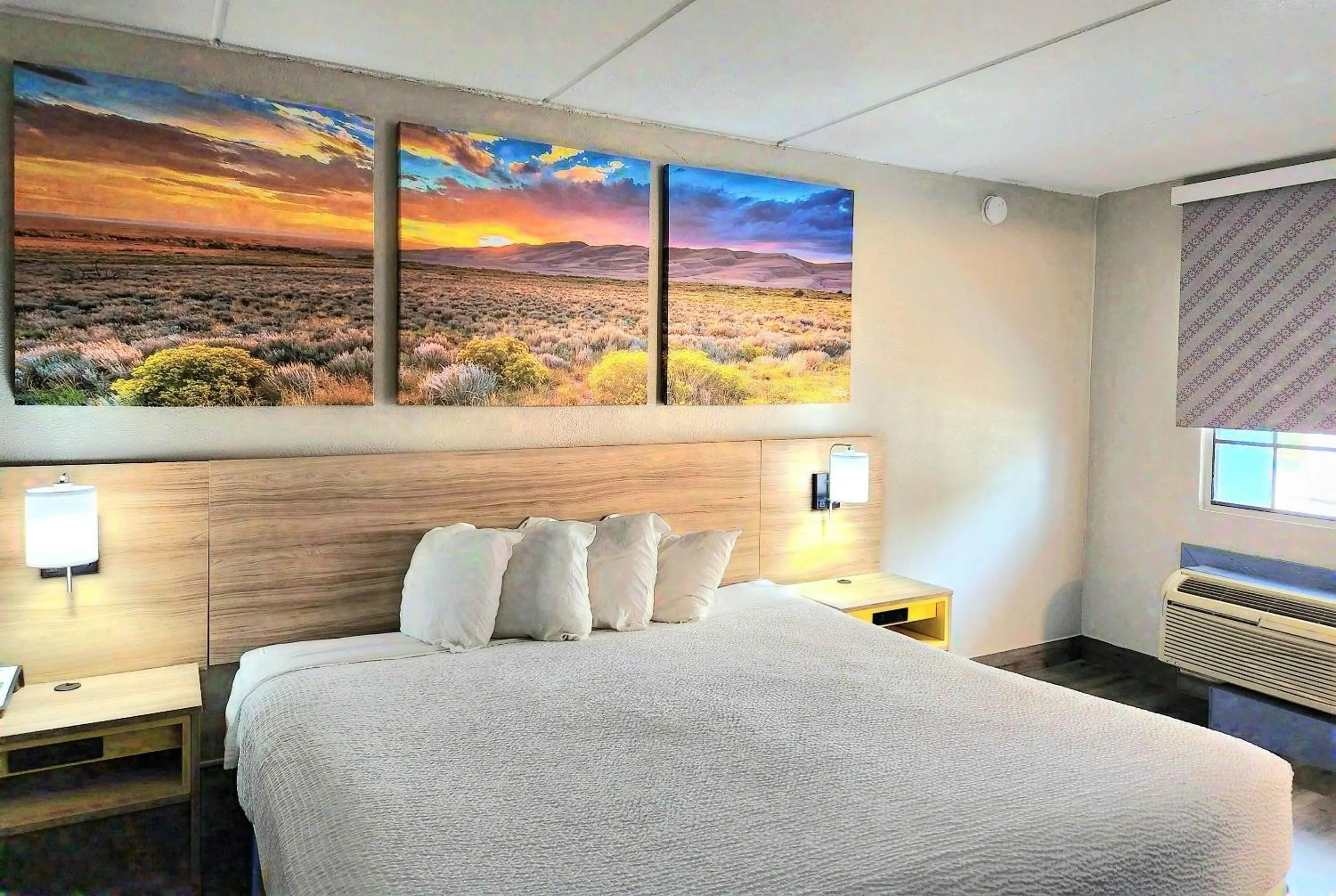 Photo of the whole room, Bed in Days Inn by Wyndham Houston