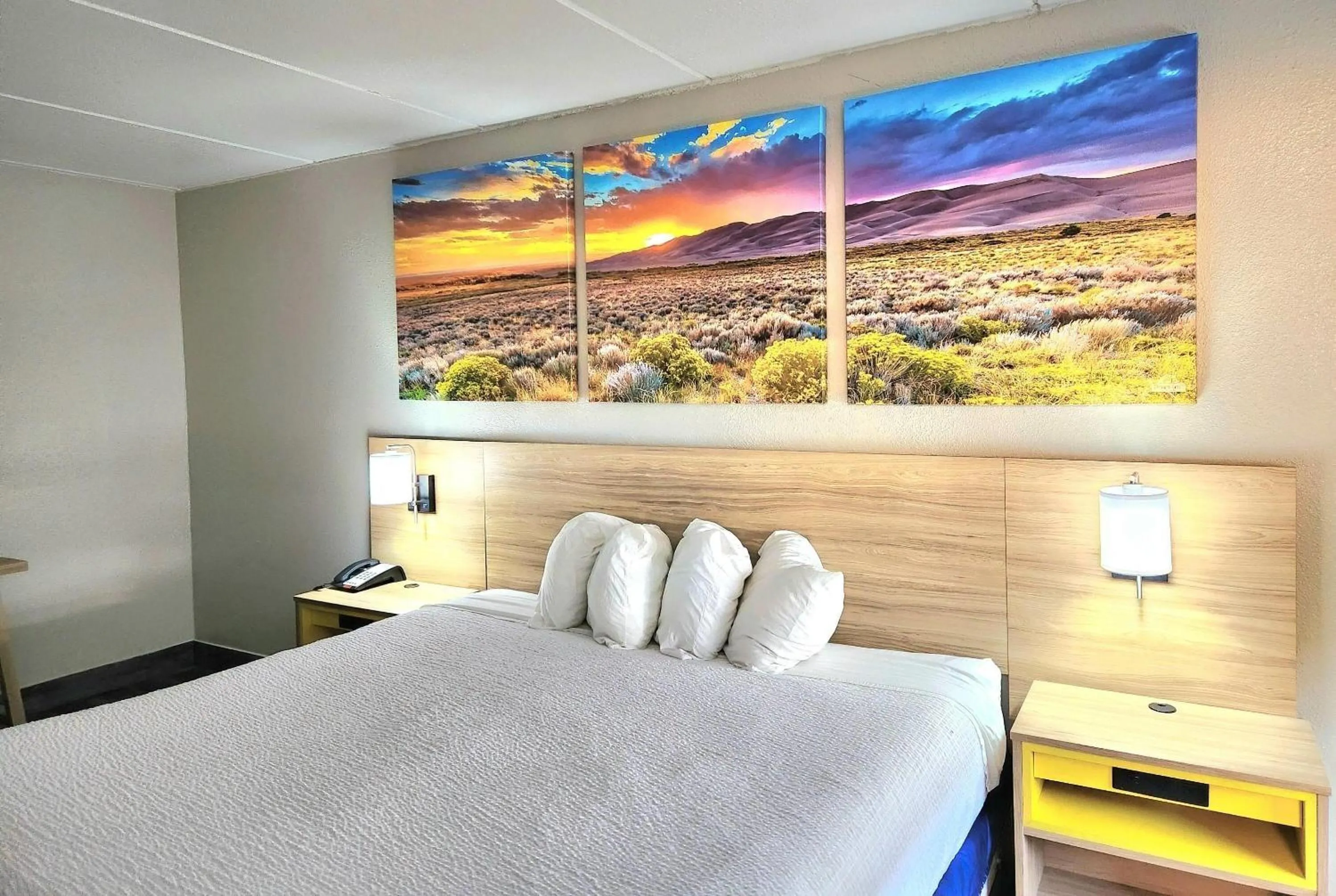 Photo of the whole room, Bed in Days Inn by Wyndham Houston