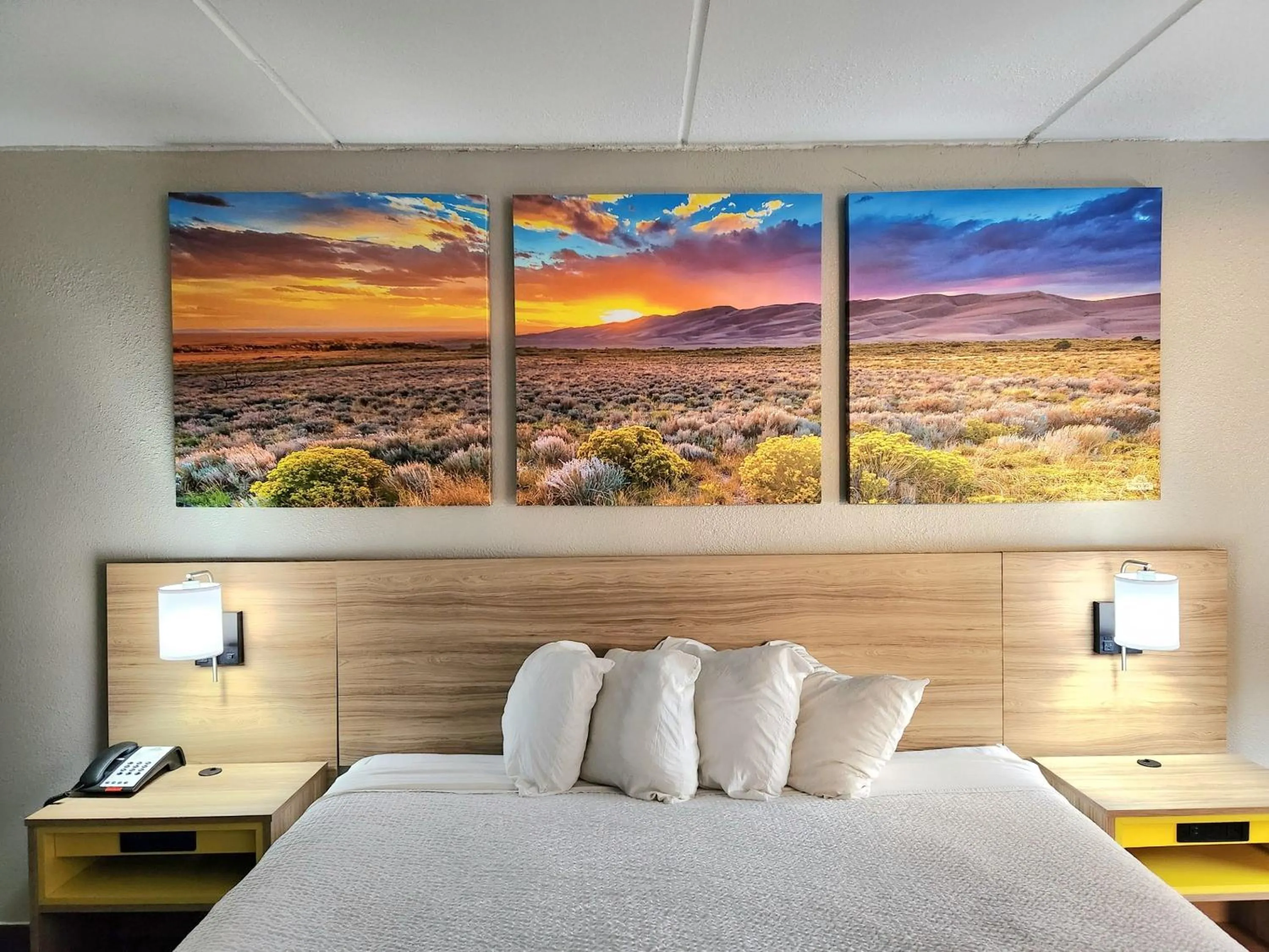 Bedroom, Bed in Days Inn by Wyndham Houston