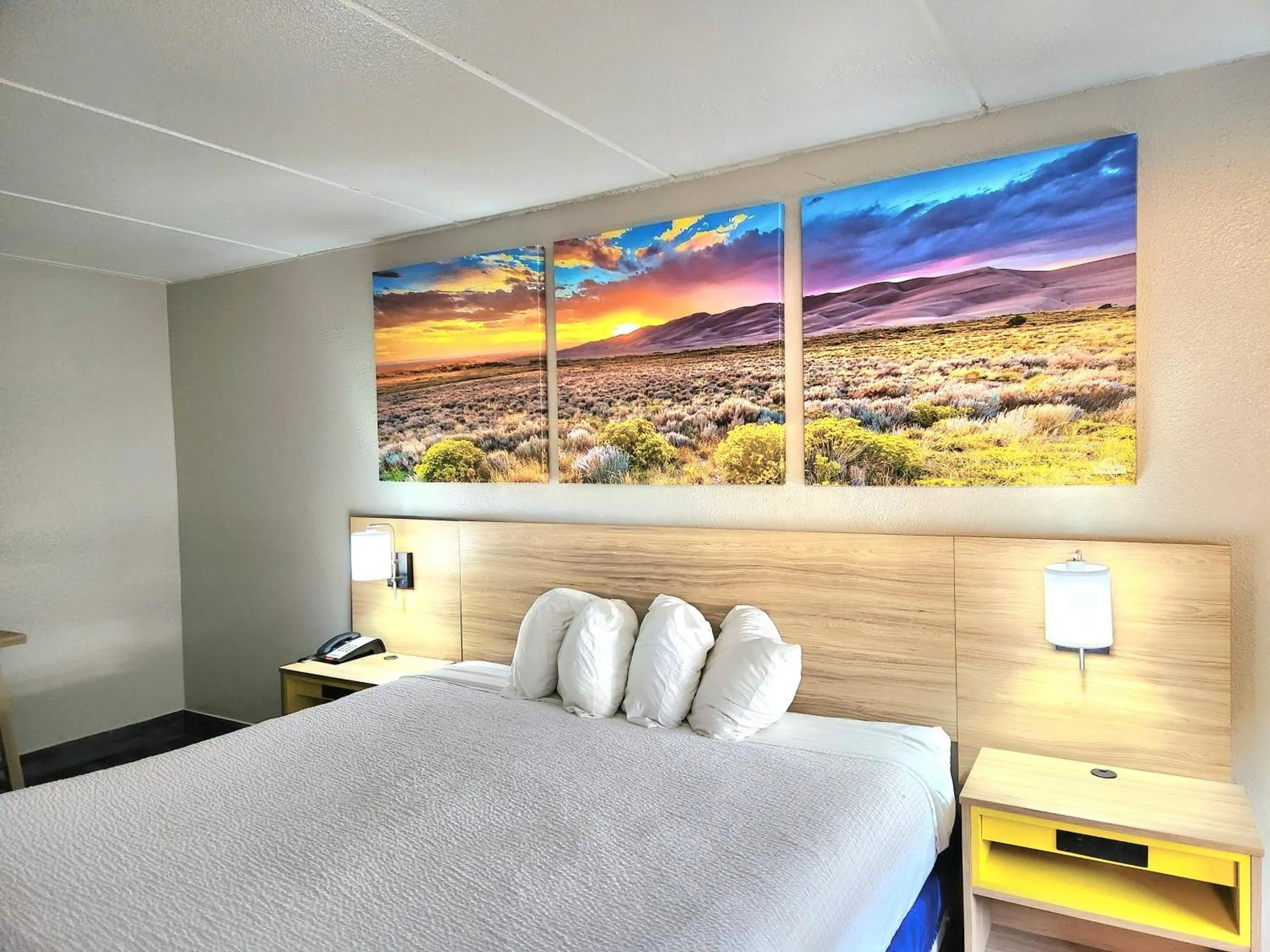 Bedroom, Bed in Days Inn by Wyndham Houston