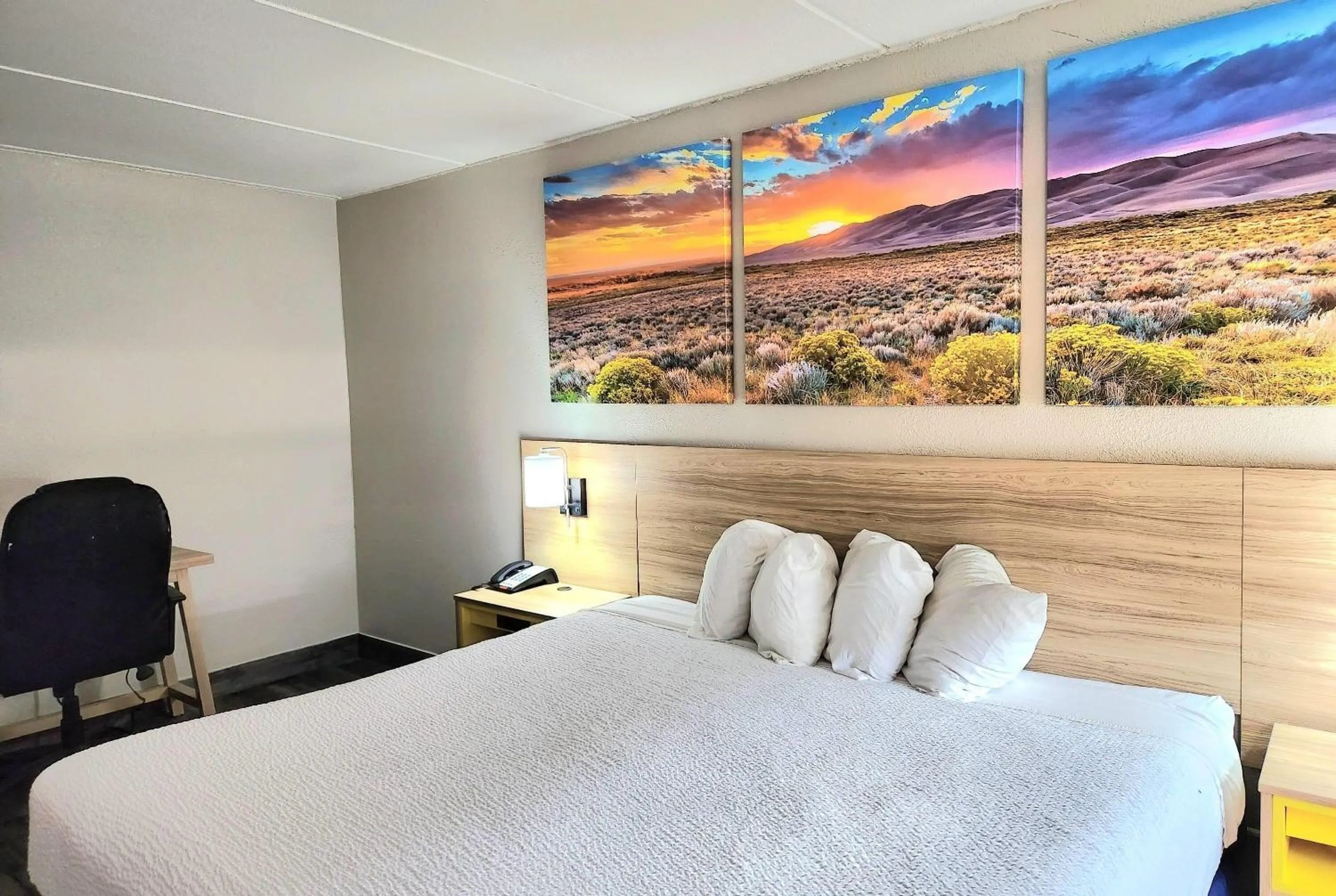 Photo of the whole room, Bed in Days Inn by Wyndham Houston