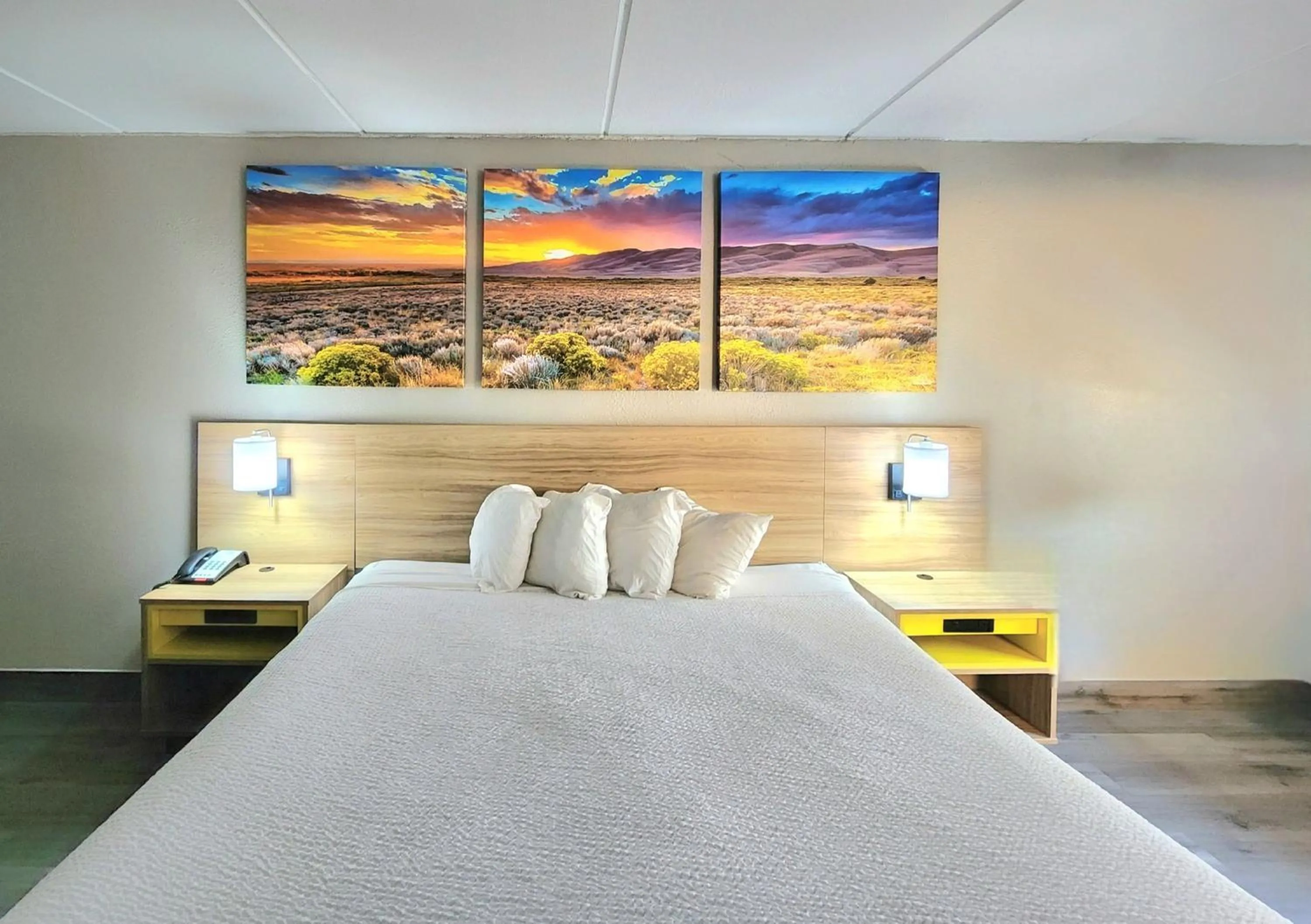 Bedroom, Bed in Days Inn by Wyndham Houston