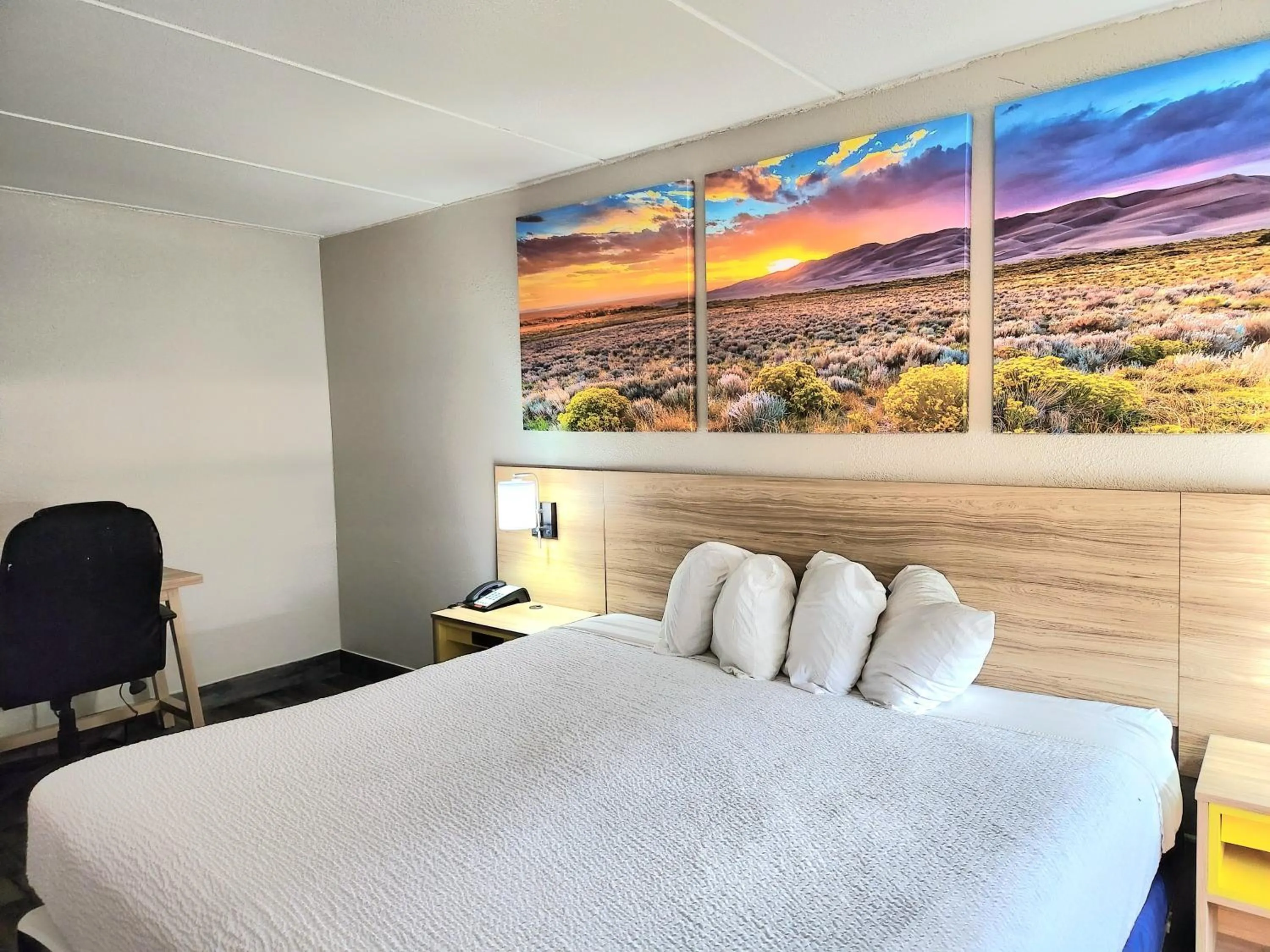 Bedroom, Bed in Days Inn by Wyndham Houston