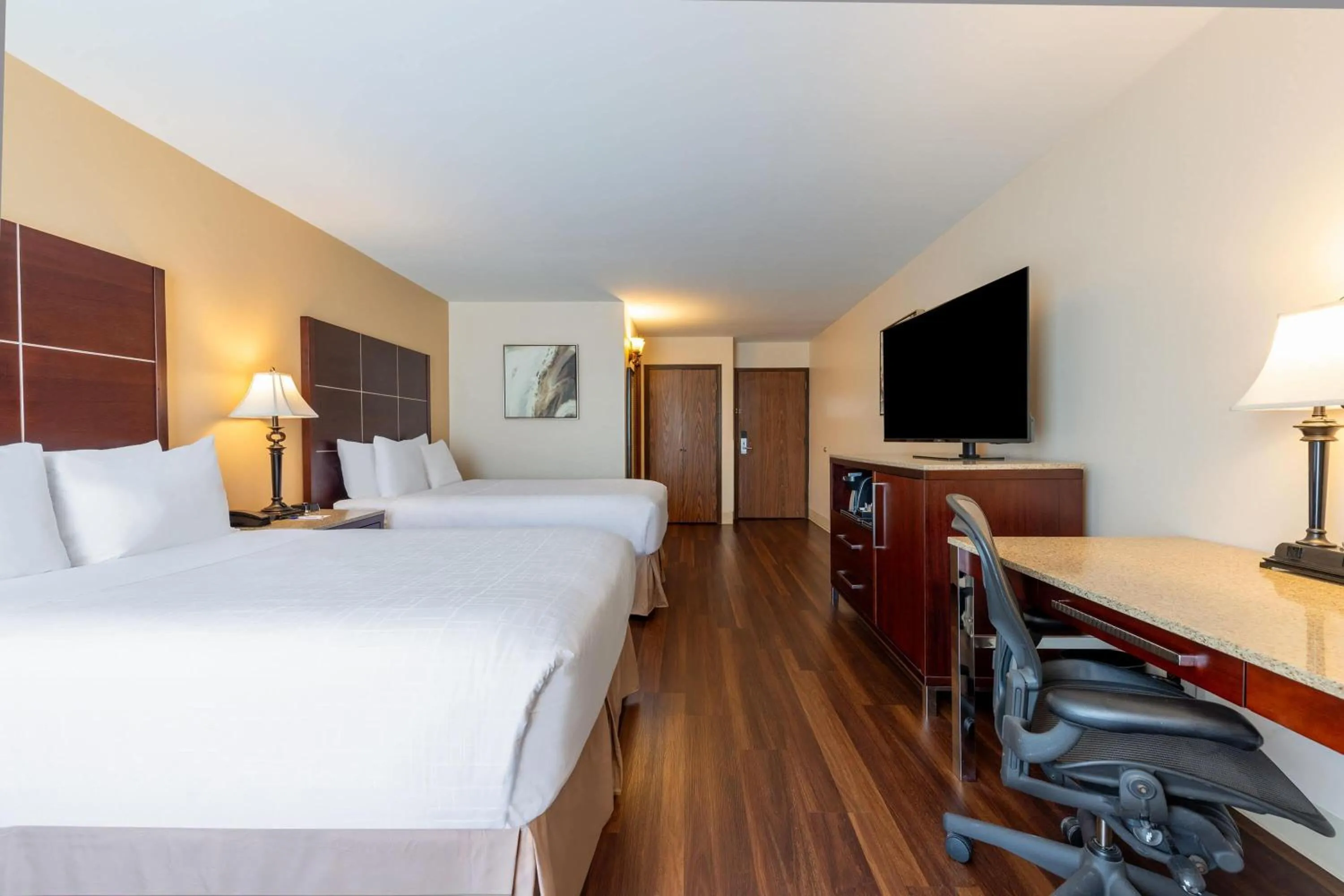 Photo of the whole room, Bed in Wyndham Riverfront Hotel