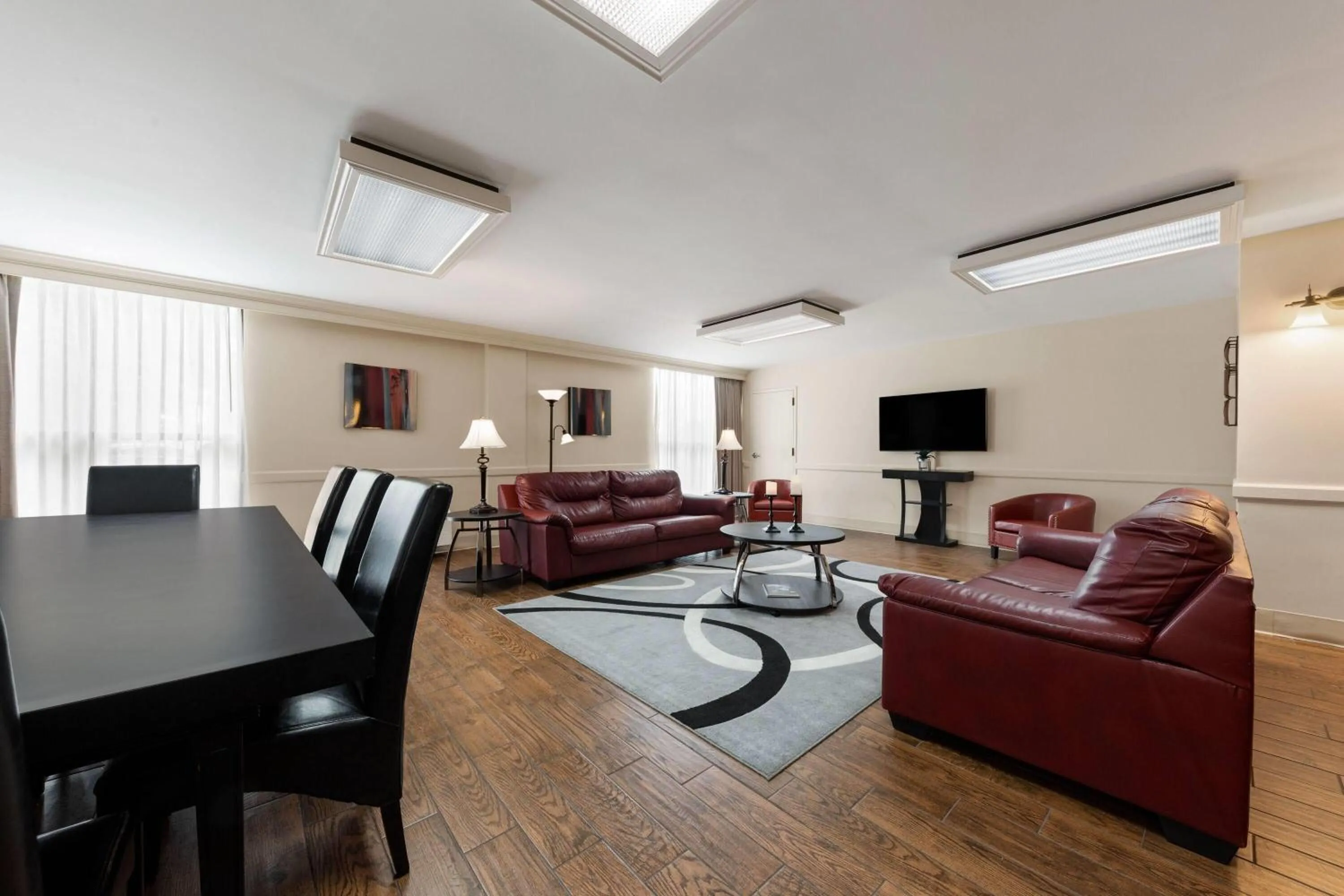 Living room in Wyndham Riverfront Hotel