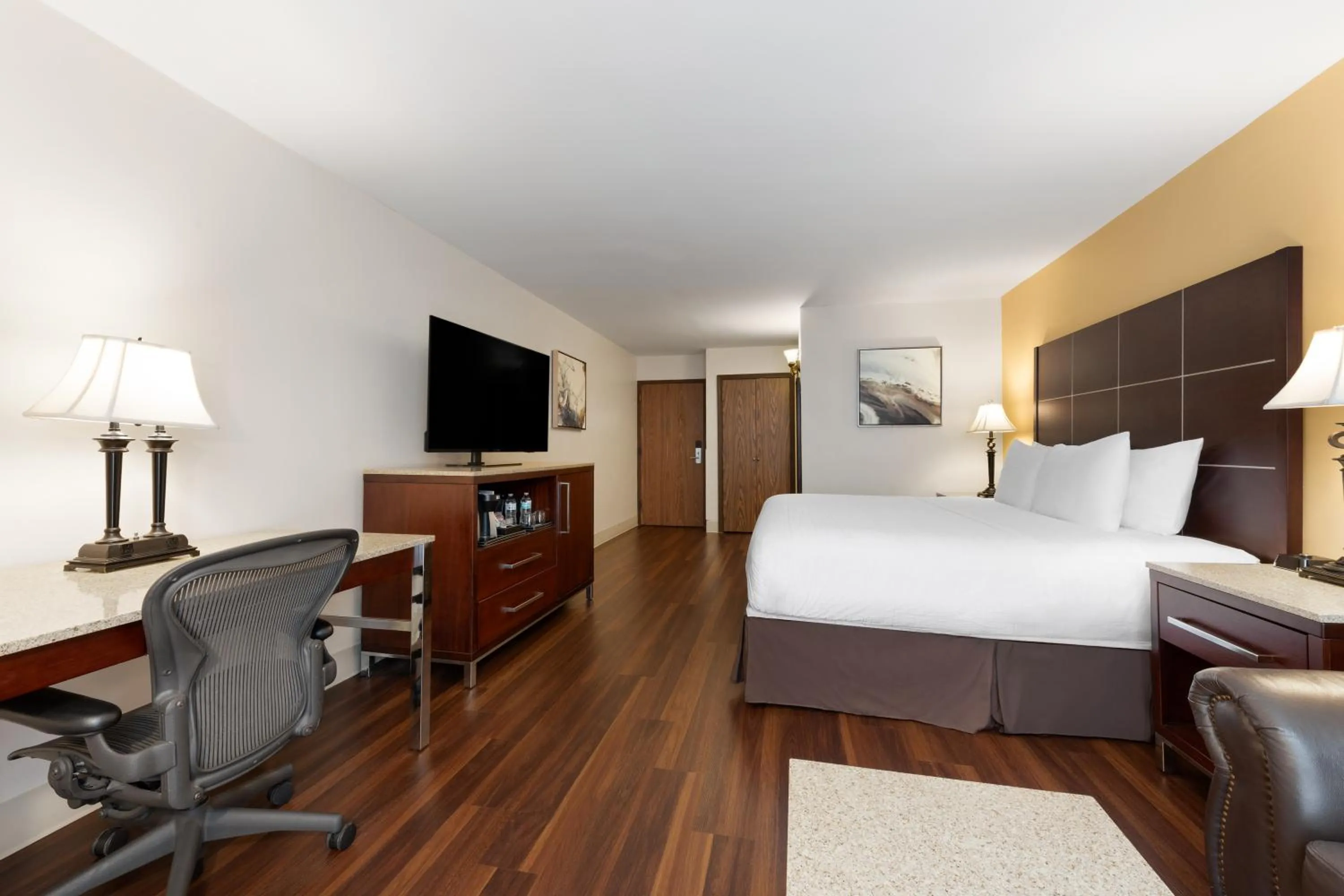 Photo of the whole room, Bed in Wyndham Riverfront Hotel