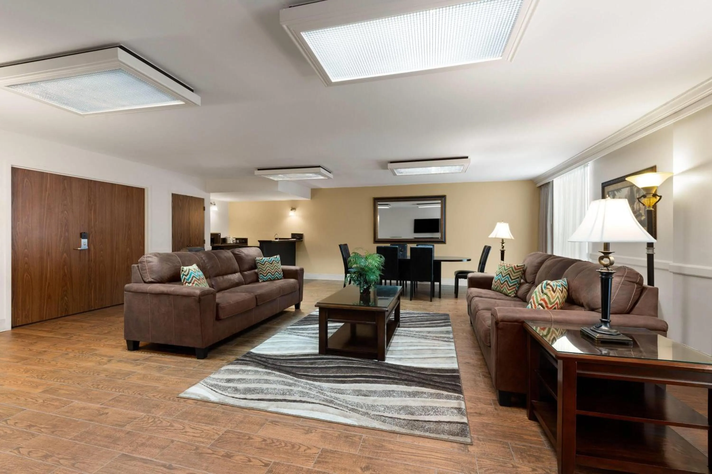 Living room in Wyndham Riverfront Hotel