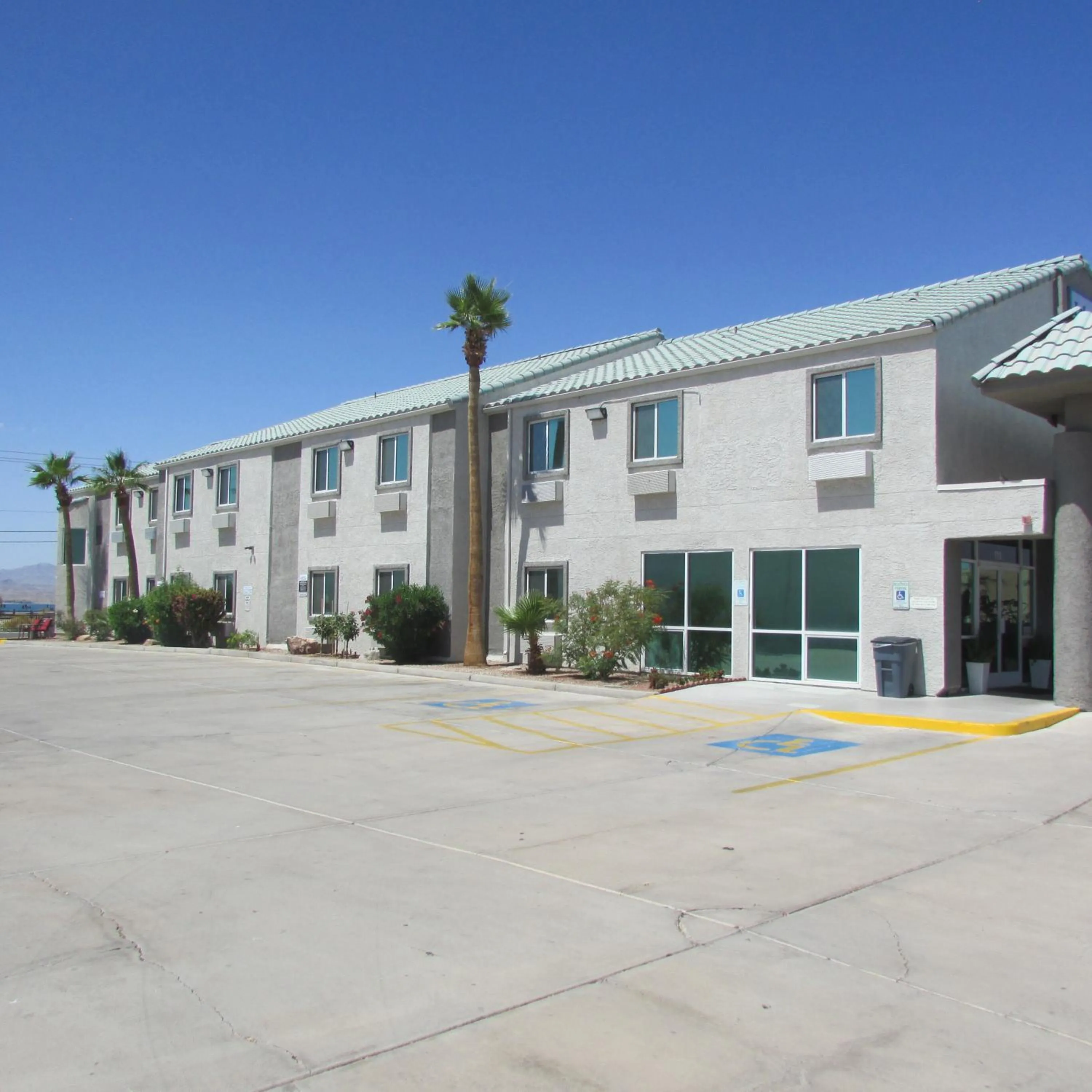 Property building in Lakeside Inn Lake Havasu City