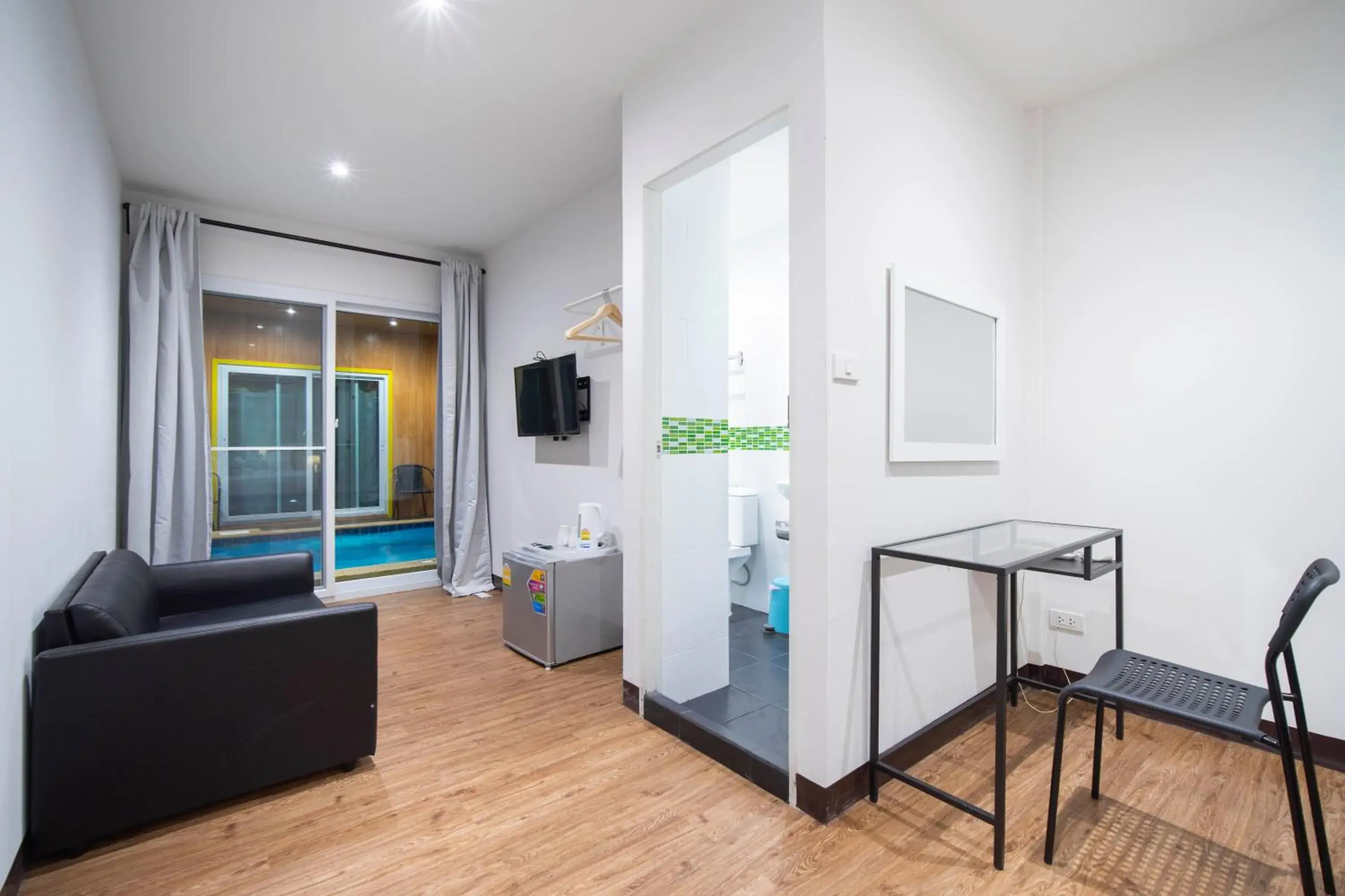 Double Room with Pool View in Resort V - MRT Huai Khwang Double Room with Pool View in Resort V - MRT Huai Khwang