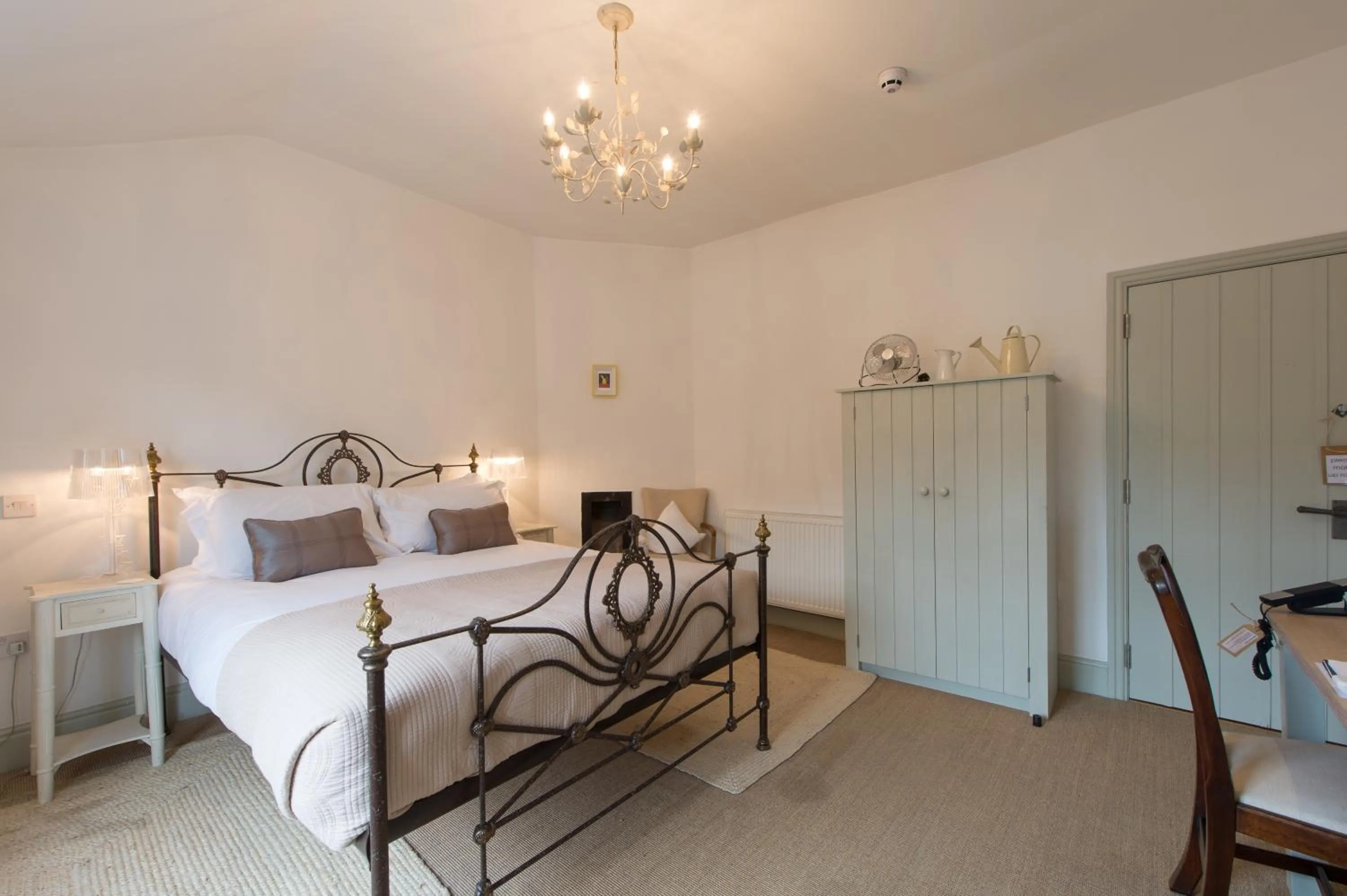 Bedroom, Bed in Lion & Pheasant Hotel