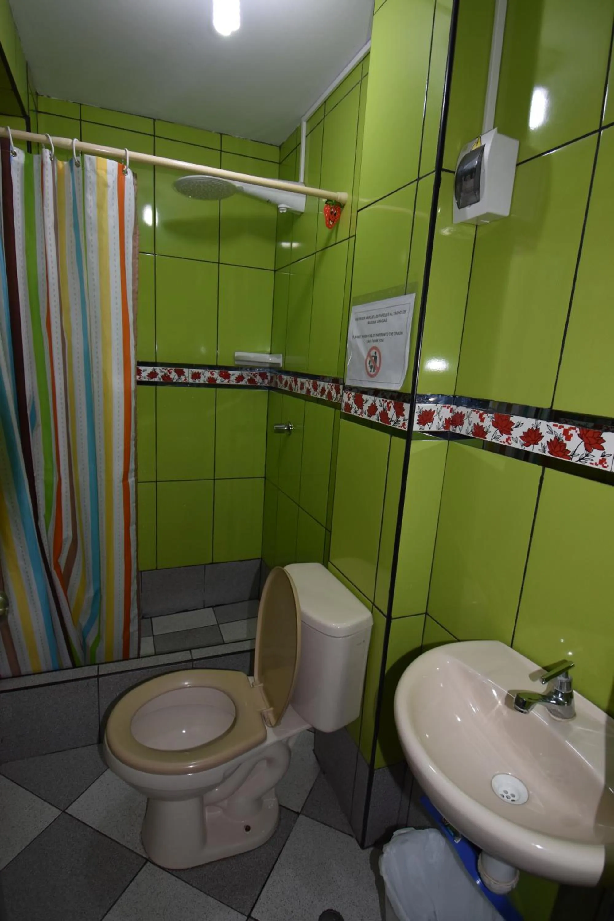 Shower in El Viajero Aeropuerto