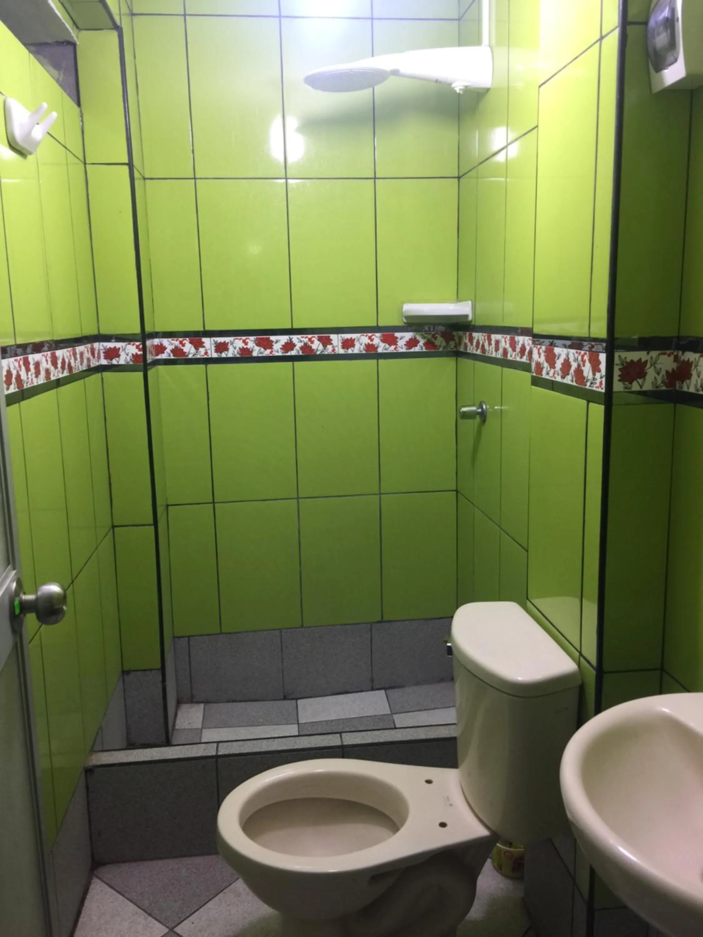 Shower in El Viajero Aeropuerto