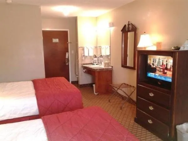Photo of the whole room, Bed in Rest Inn Fort Smith