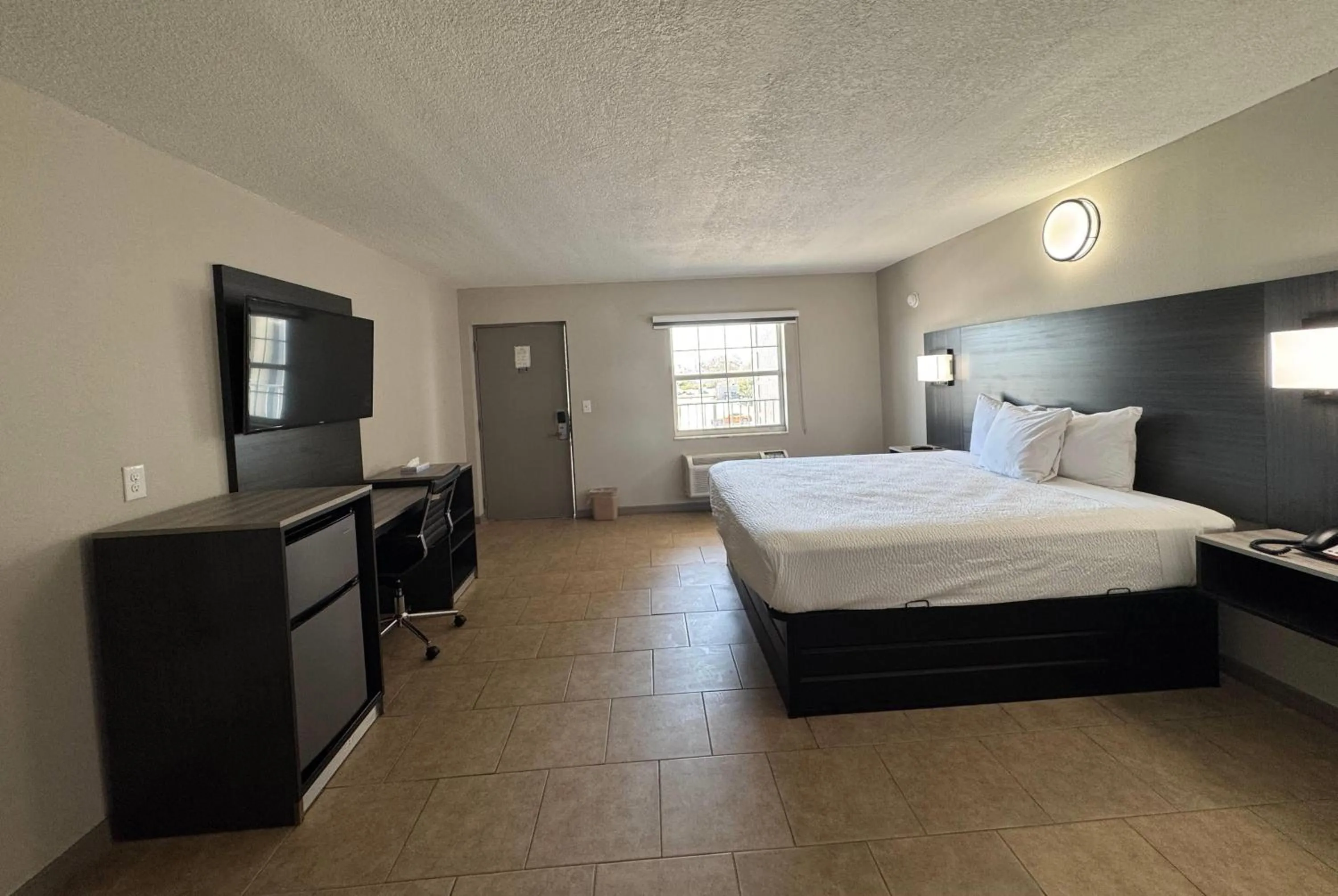 Photo of the whole room, Bed in Travelodge by Wyndham Venice