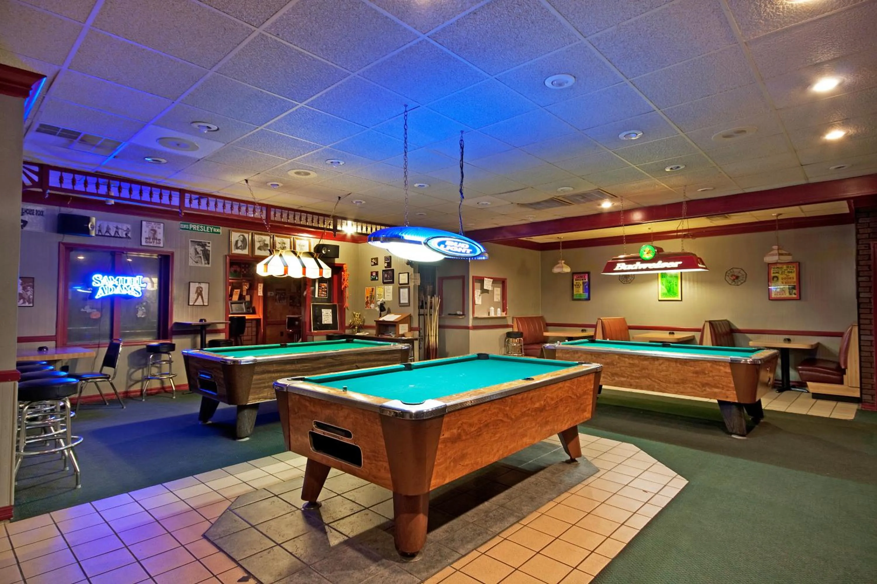 Lounge or bar in Rogers Inn