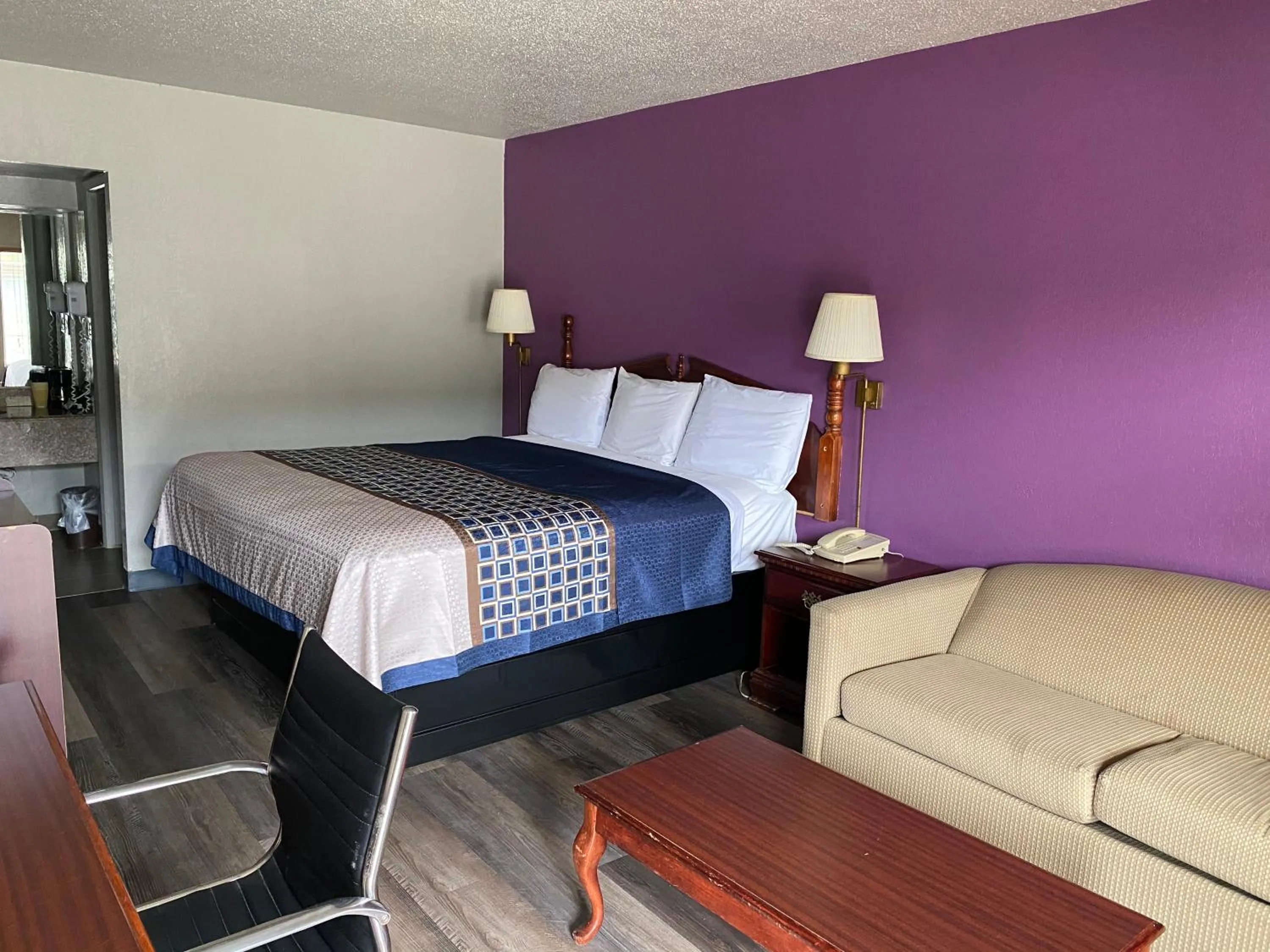 Photo of the whole room in Rogers Inn