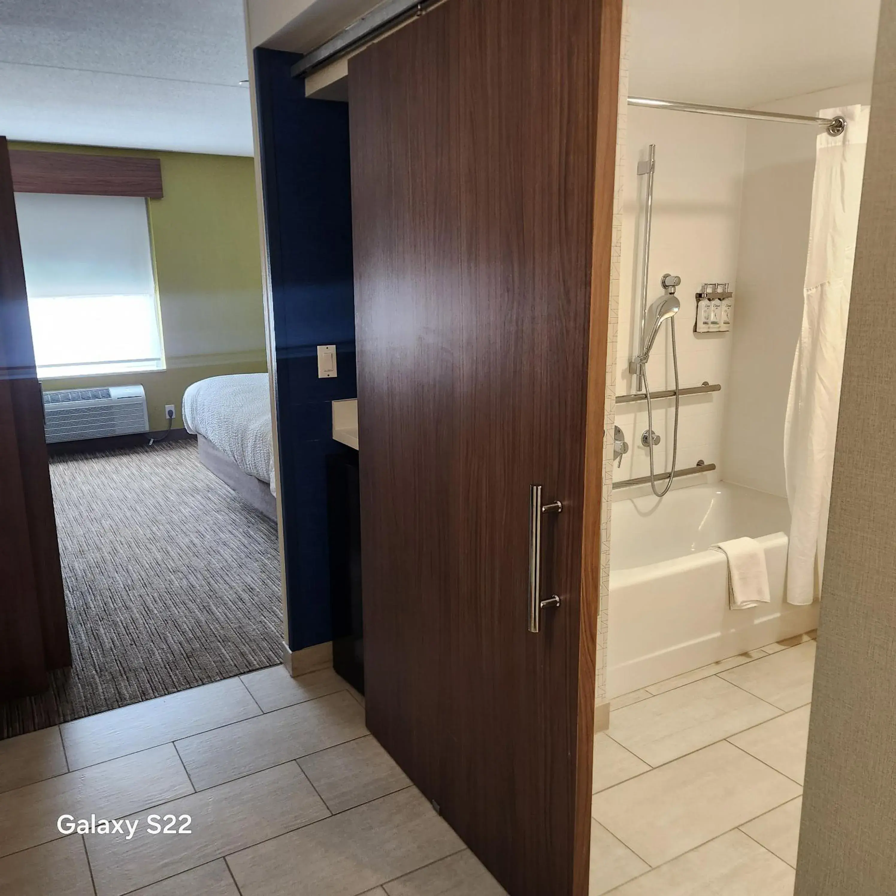 King Room - Mobility Access Roll in Shower/Non-Smoking in Holiday Inn Express Chelmsford by IHG King Room - Mobility Access Roll in Shower/Non-Smoking in Holiday Inn Express Chelmsford by IHG