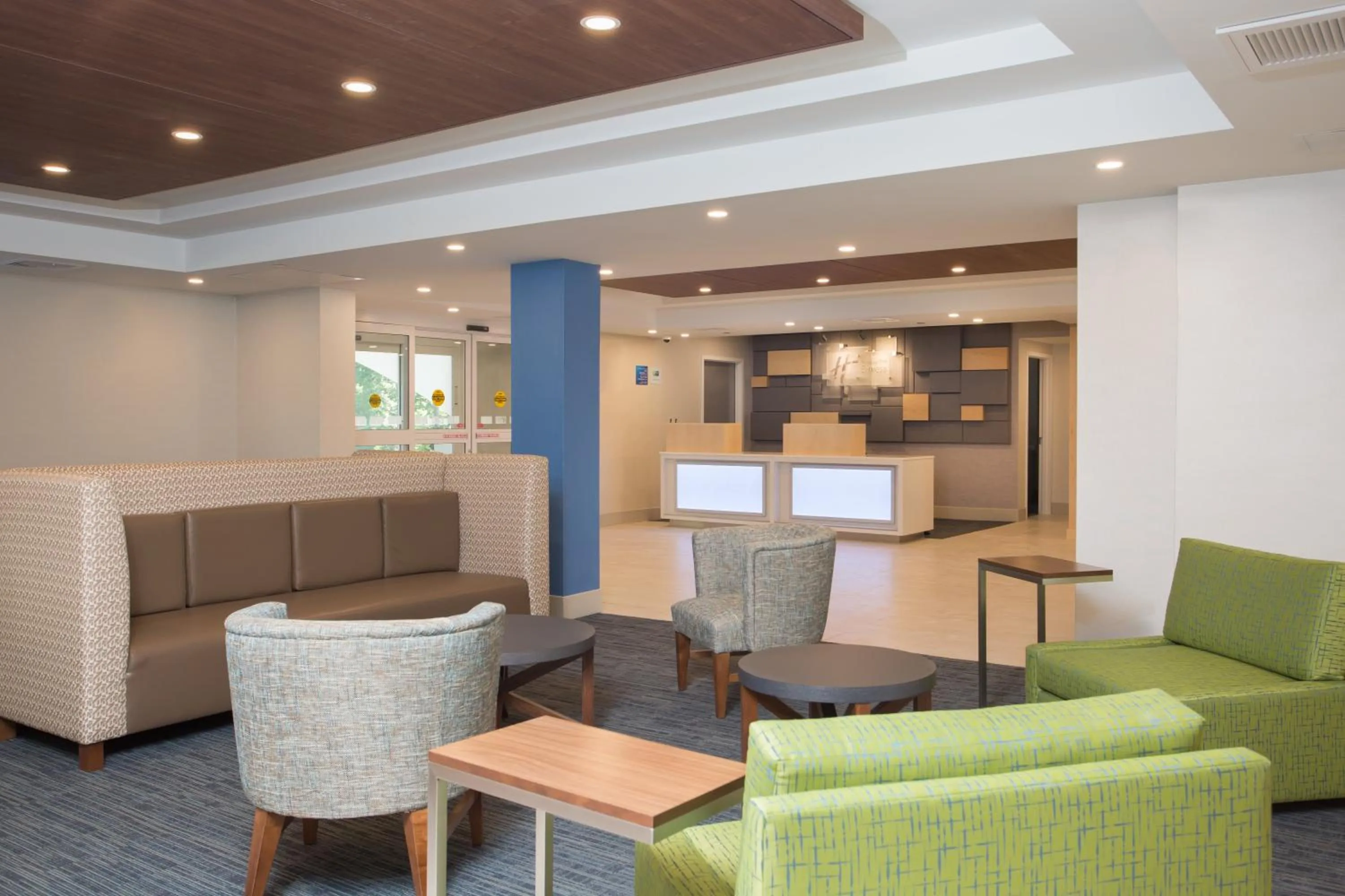 Lobby or reception in Holiday Inn Express Chelmsford by IHG