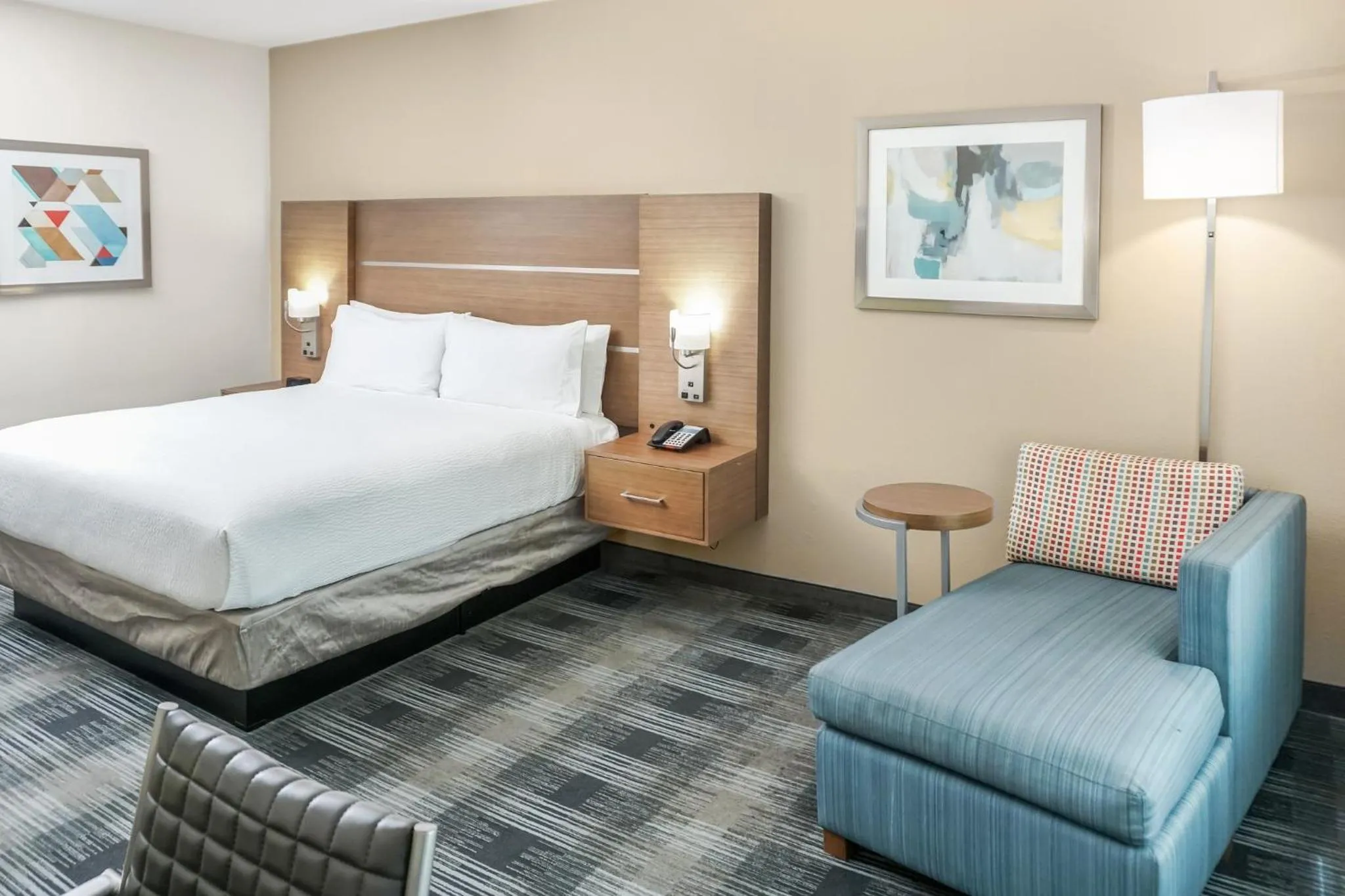 Photo of the whole room, Bed in Holiday Inn Express & Suites - Houston Westchase - Westheimer by IHG