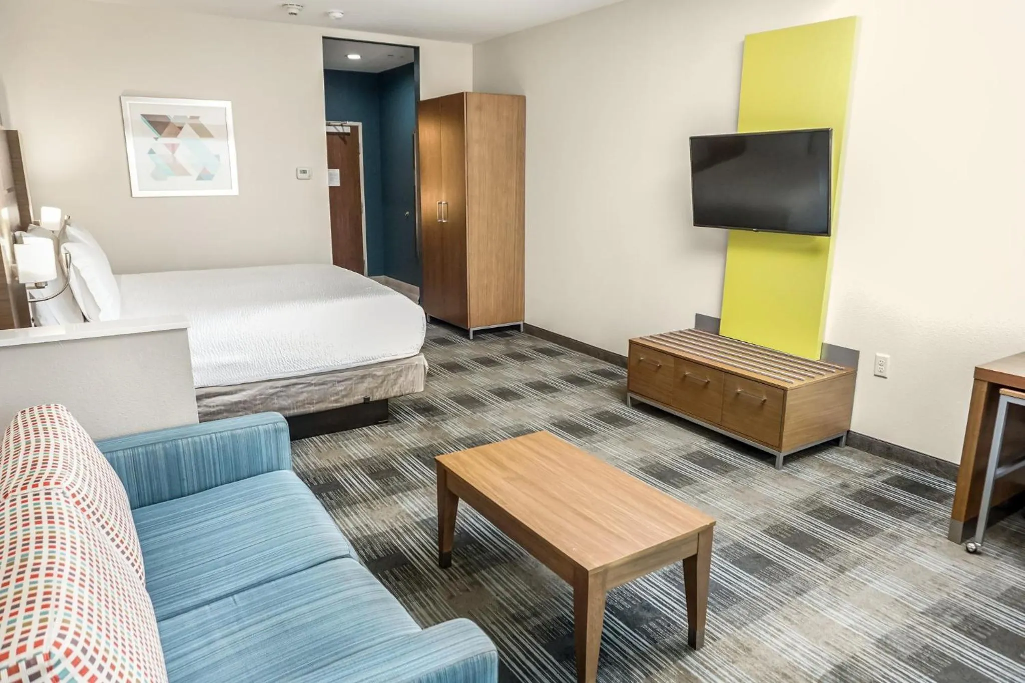 Photo of the whole room, Bed in Holiday Inn Express & Suites - Houston Westchase - Westheimer by IHG