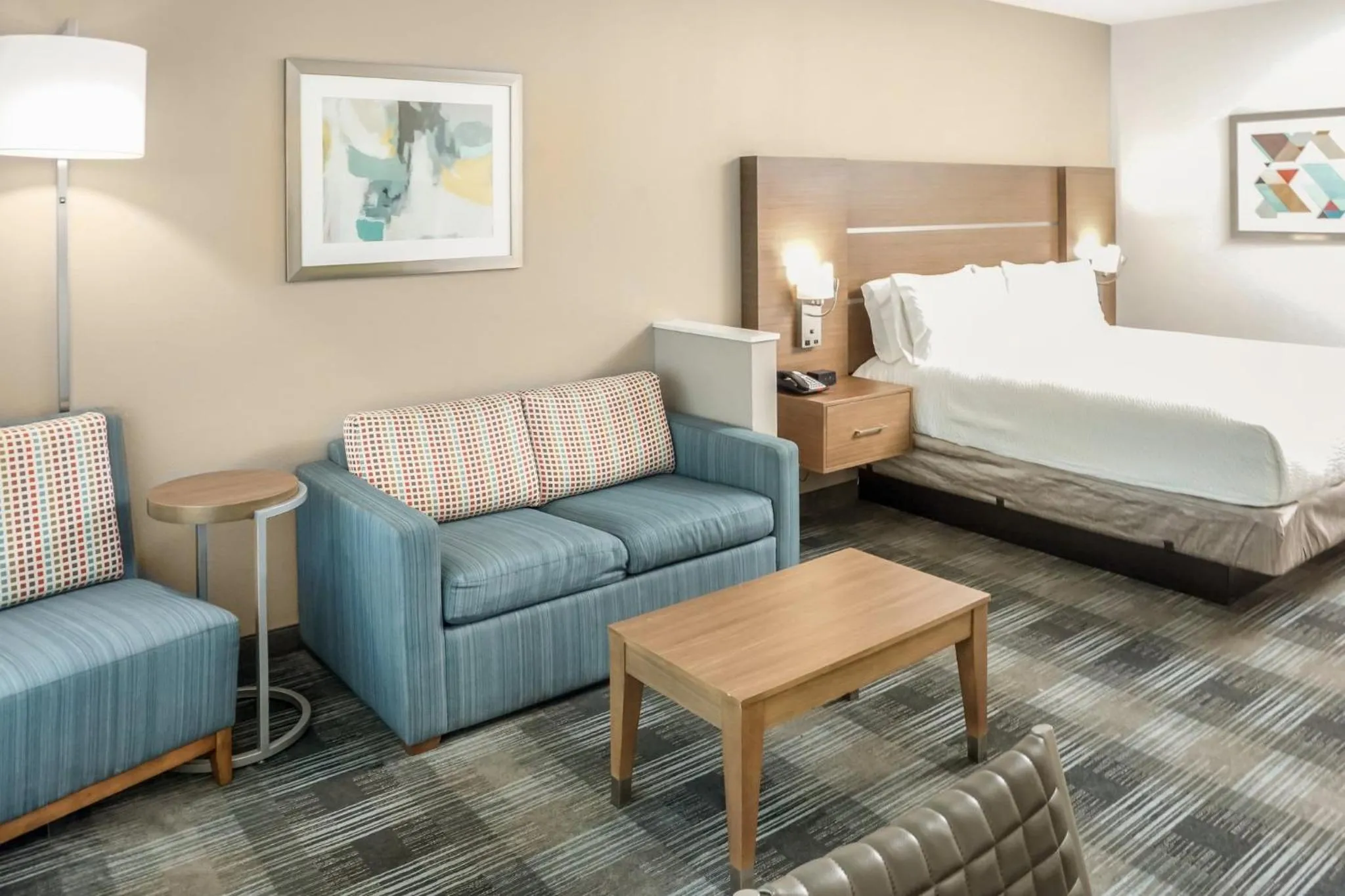 Photo of the whole room, Bed in Holiday Inn Express & Suites - Houston Westchase - Westheimer by IHG