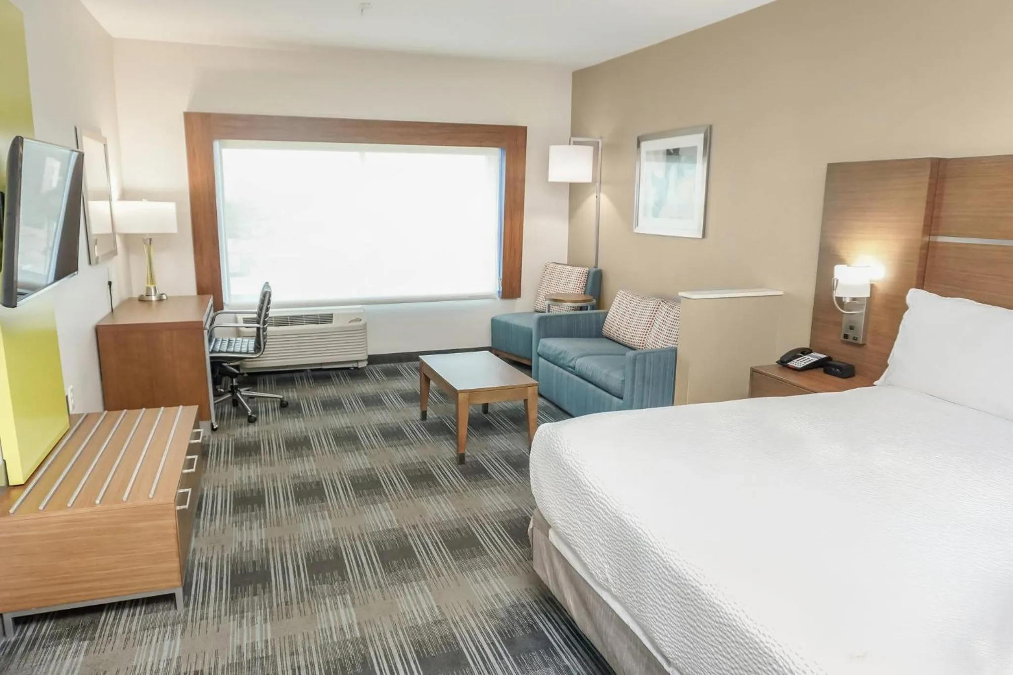 Photo of the whole room, Bed in Holiday Inn Express & Suites - Houston Westchase - Westheimer by IHG