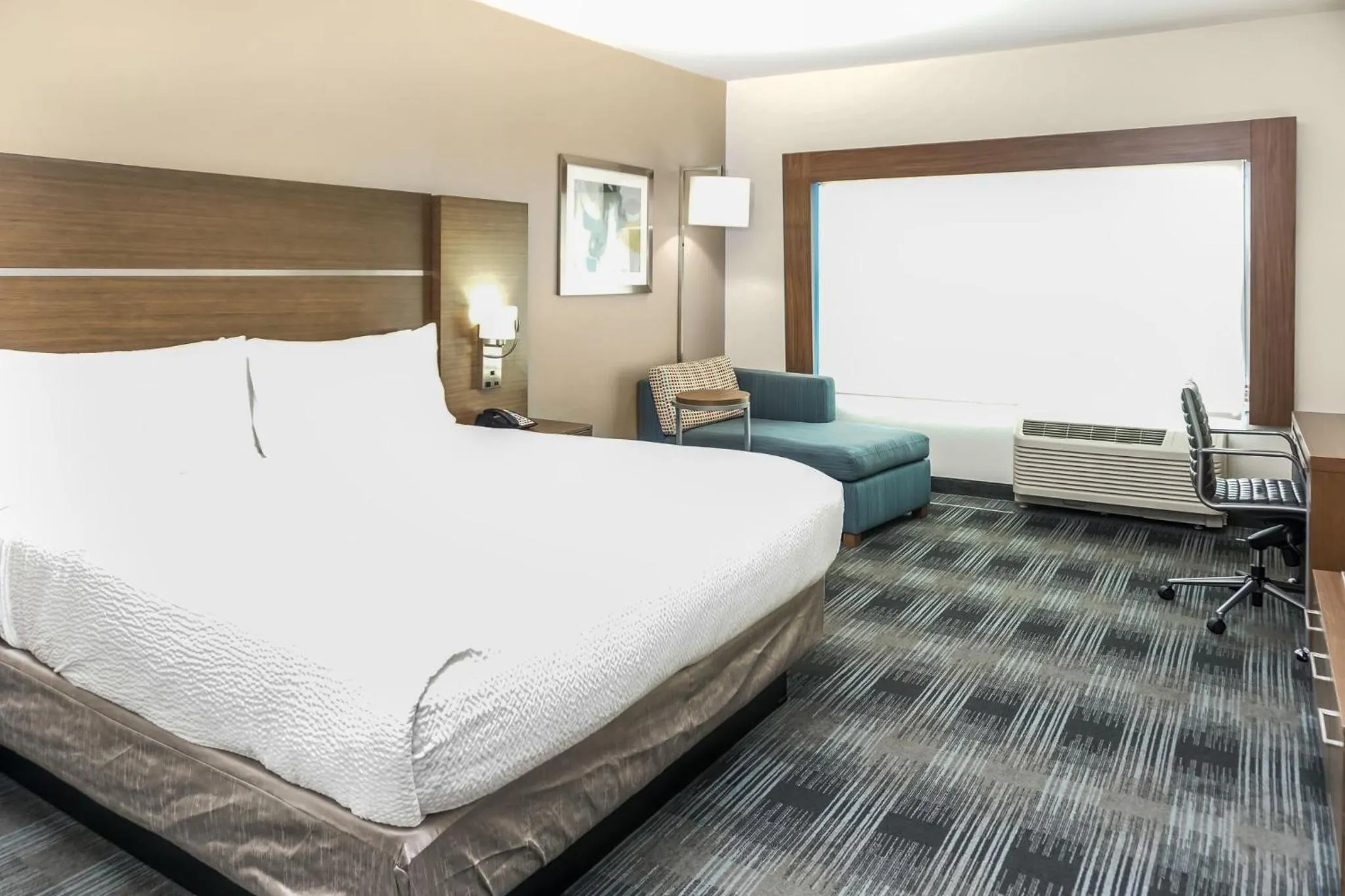Photo of the whole room, Bed in Holiday Inn Express & Suites - Houston Westchase - Westheimer by IHG